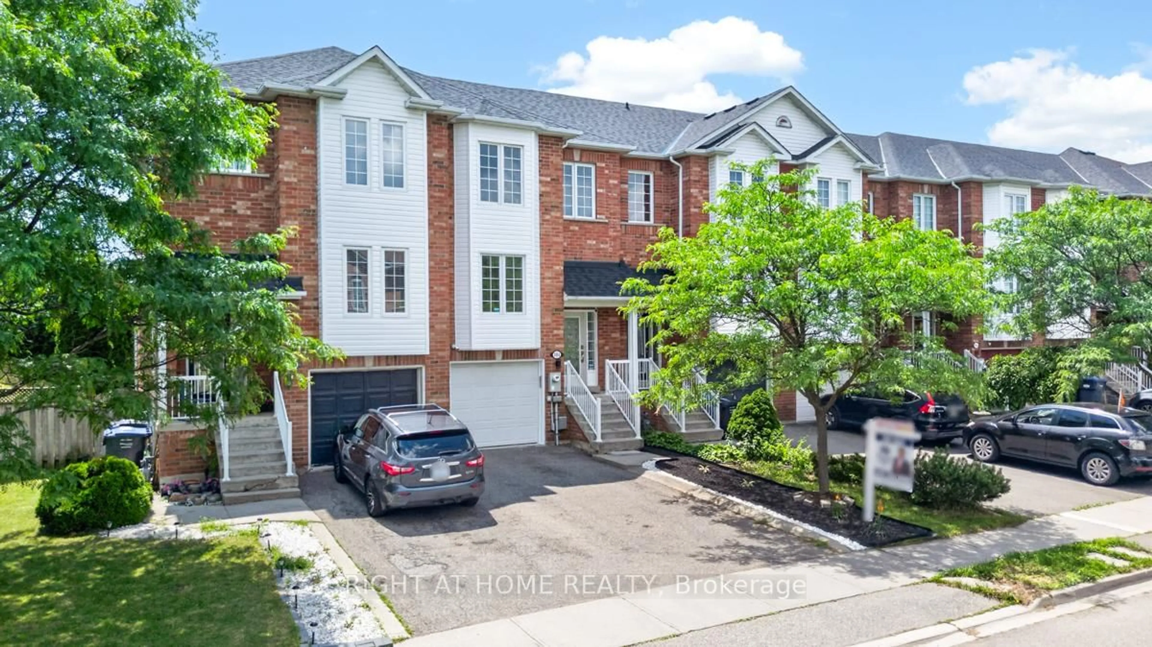 A pic from outside/outdoor area/front of a property/back of a property/a pic from drone, street for 101 Wilmont Crt, Brampton Ontario L6X 4Z7