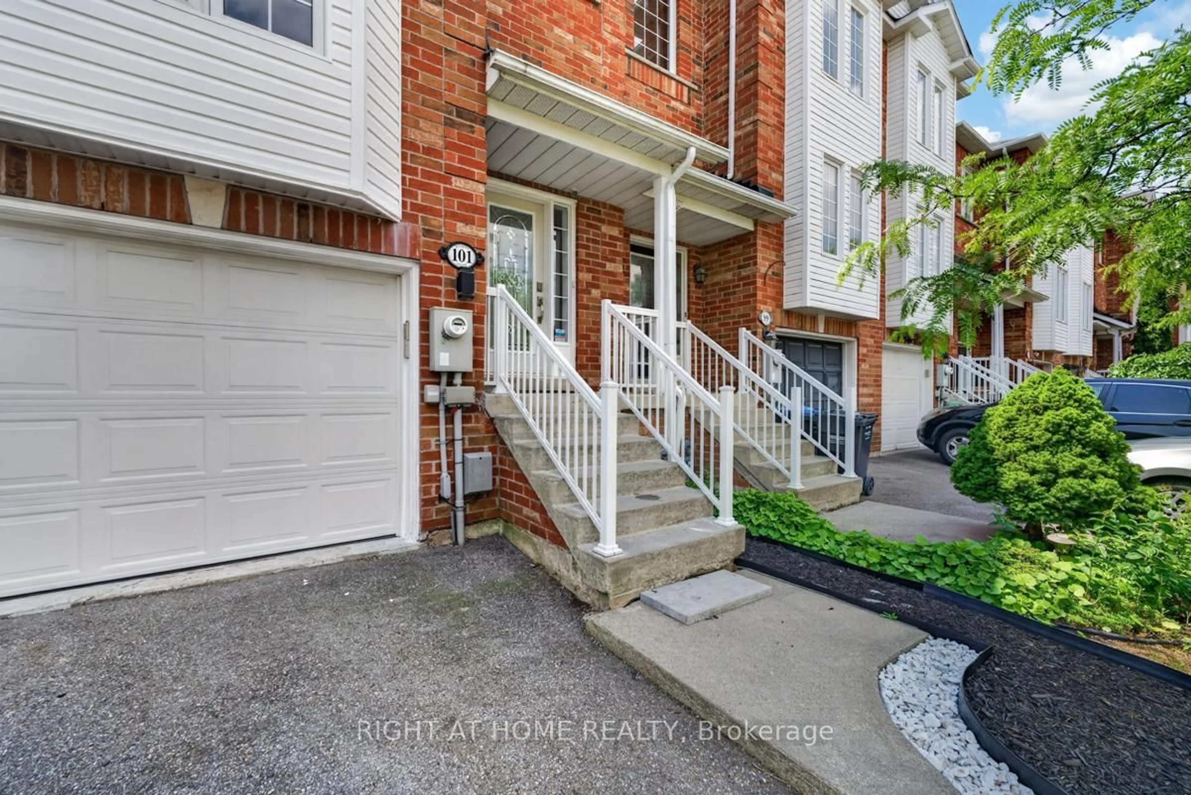Indoor entryway for 101 Wilmont Crt, Brampton Ontario L6X 4Z7