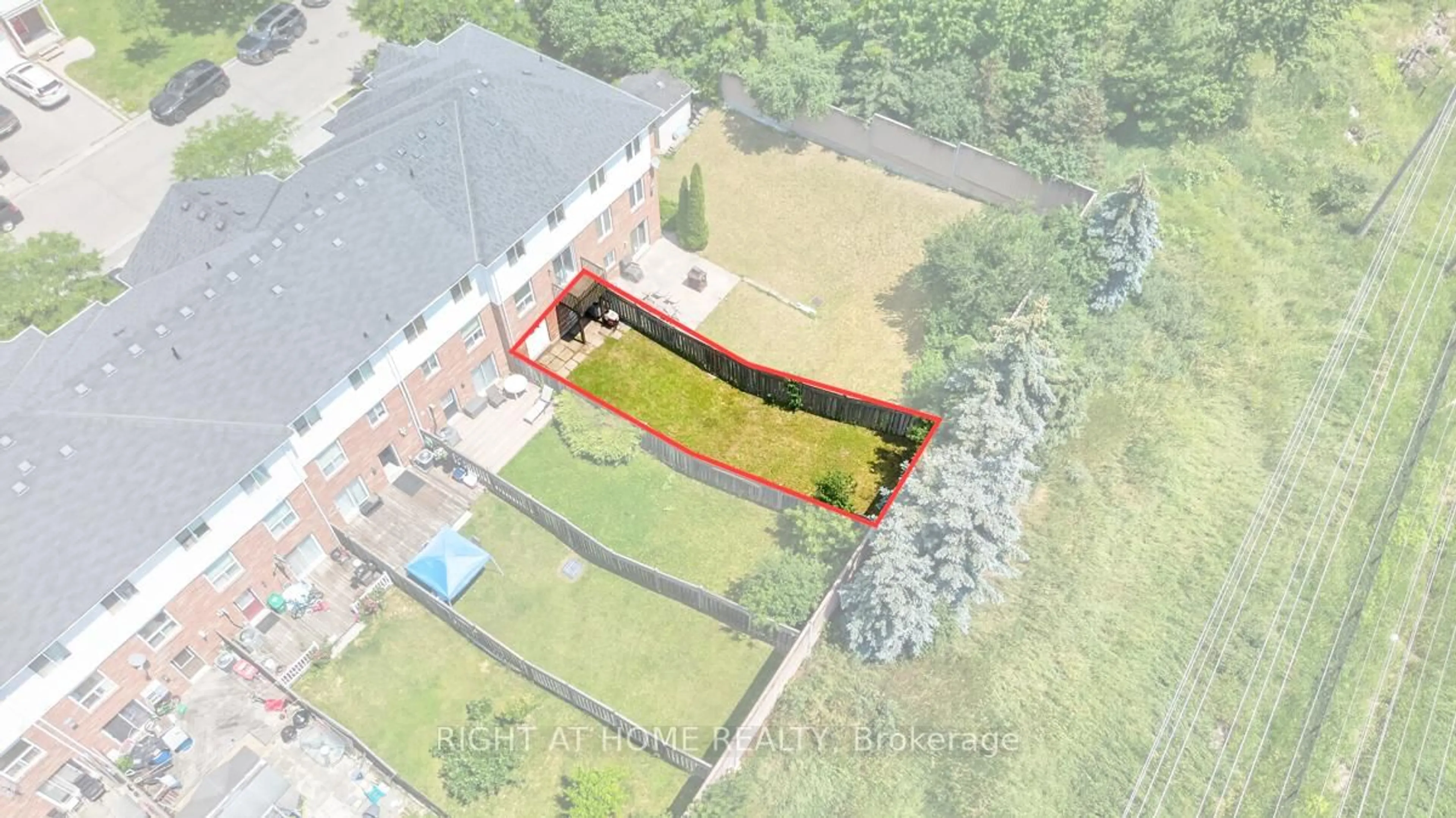 A pic from outside/outdoor area/front of a property/back of a property/a pic from drone, building for 101 Wilmont Crt, Brampton Ontario L6X 4Z7