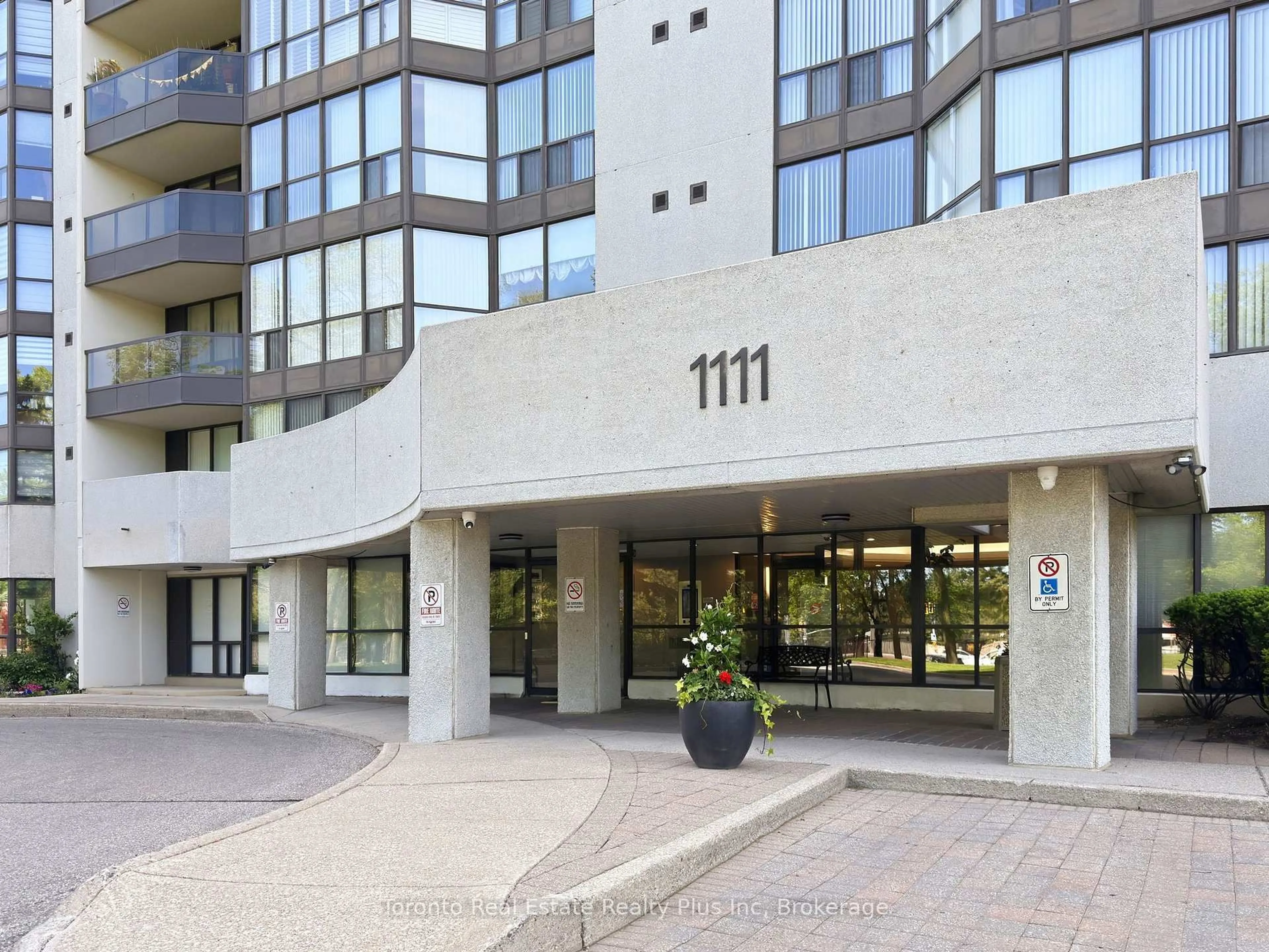 Indoor foyer for 1111 Bough Beeches Blvd #203, Mississauga Ontario L4W 4N1