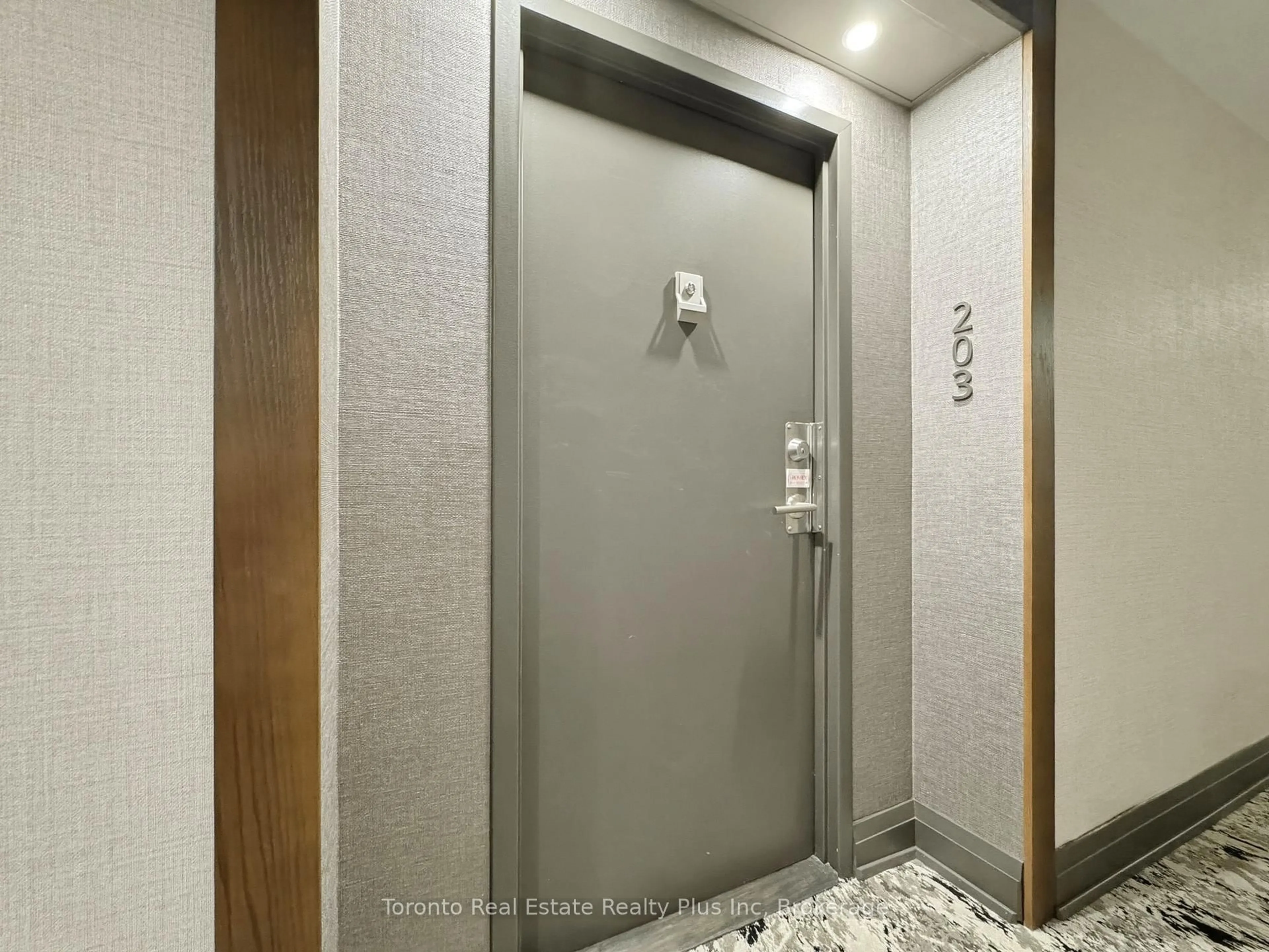 Indoor foyer for 1111 Bough Beeches Blvd #203, Mississauga Ontario L4W 4N1