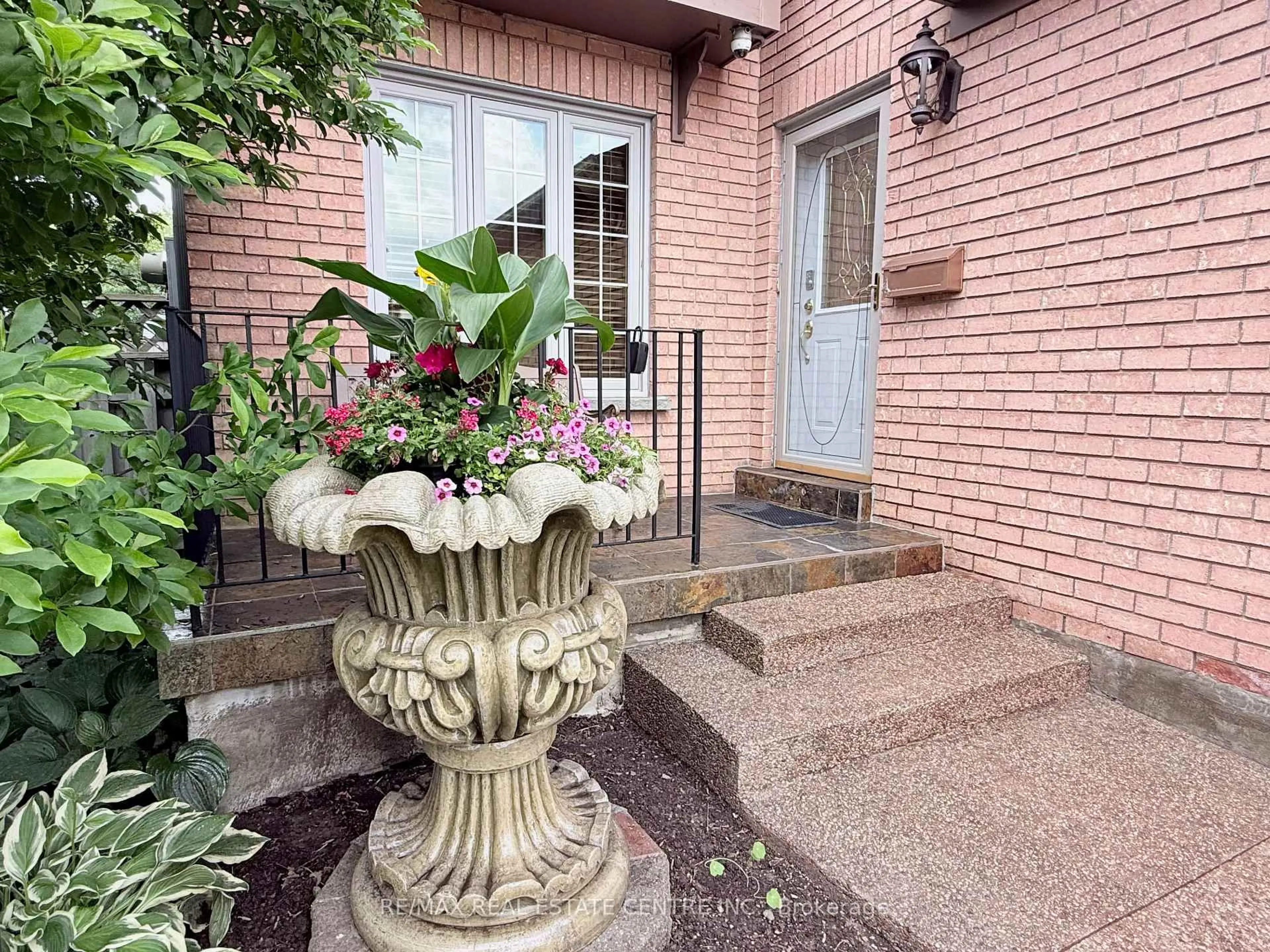 Indoor entryway for 7264 Seabreeze Dr, Mississauga Ontario L5N 6K7