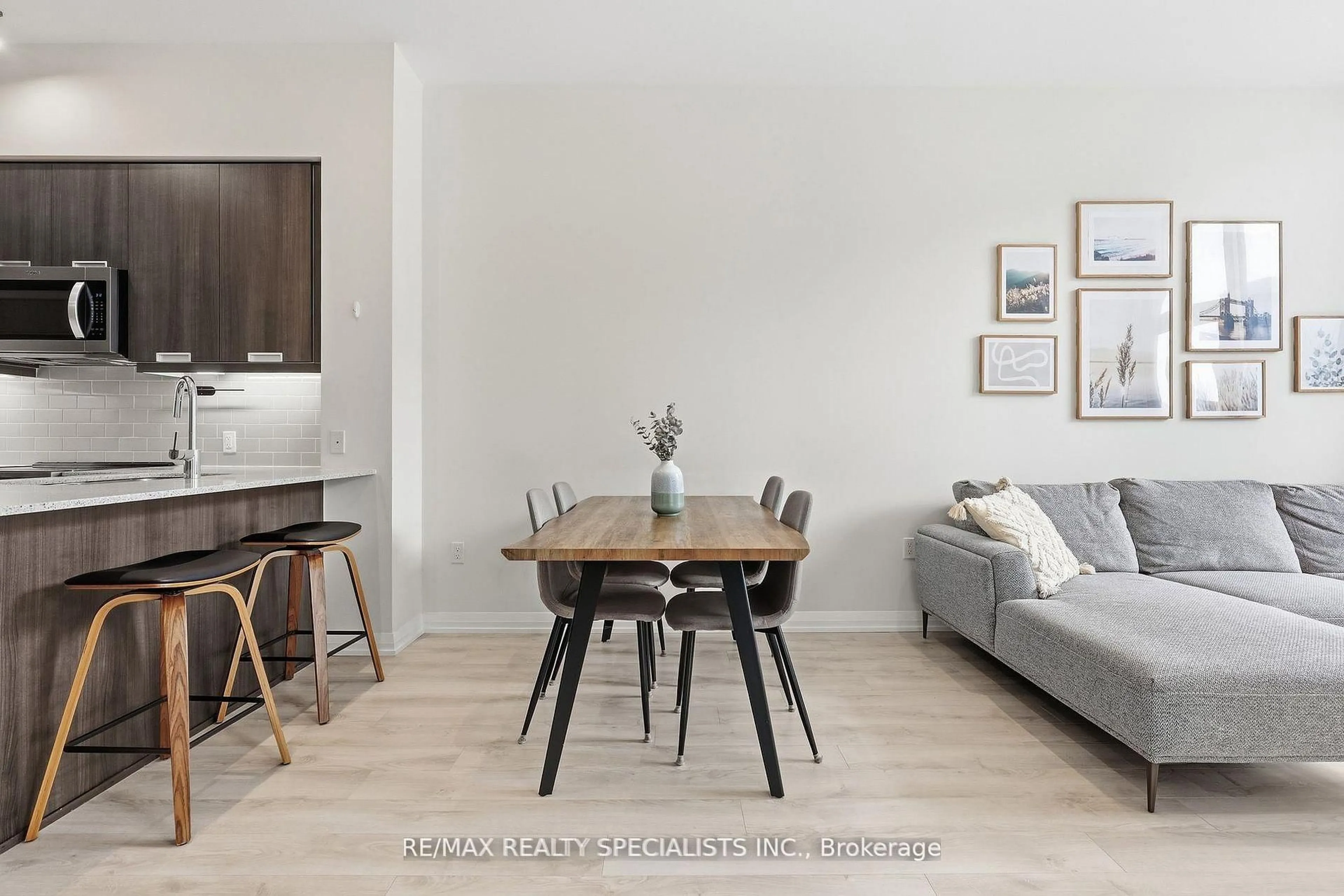 Living room with furniture, wood/laminate floor for 65 Watergarden Dr #A5, Mississauga Ontario L5R 0G9