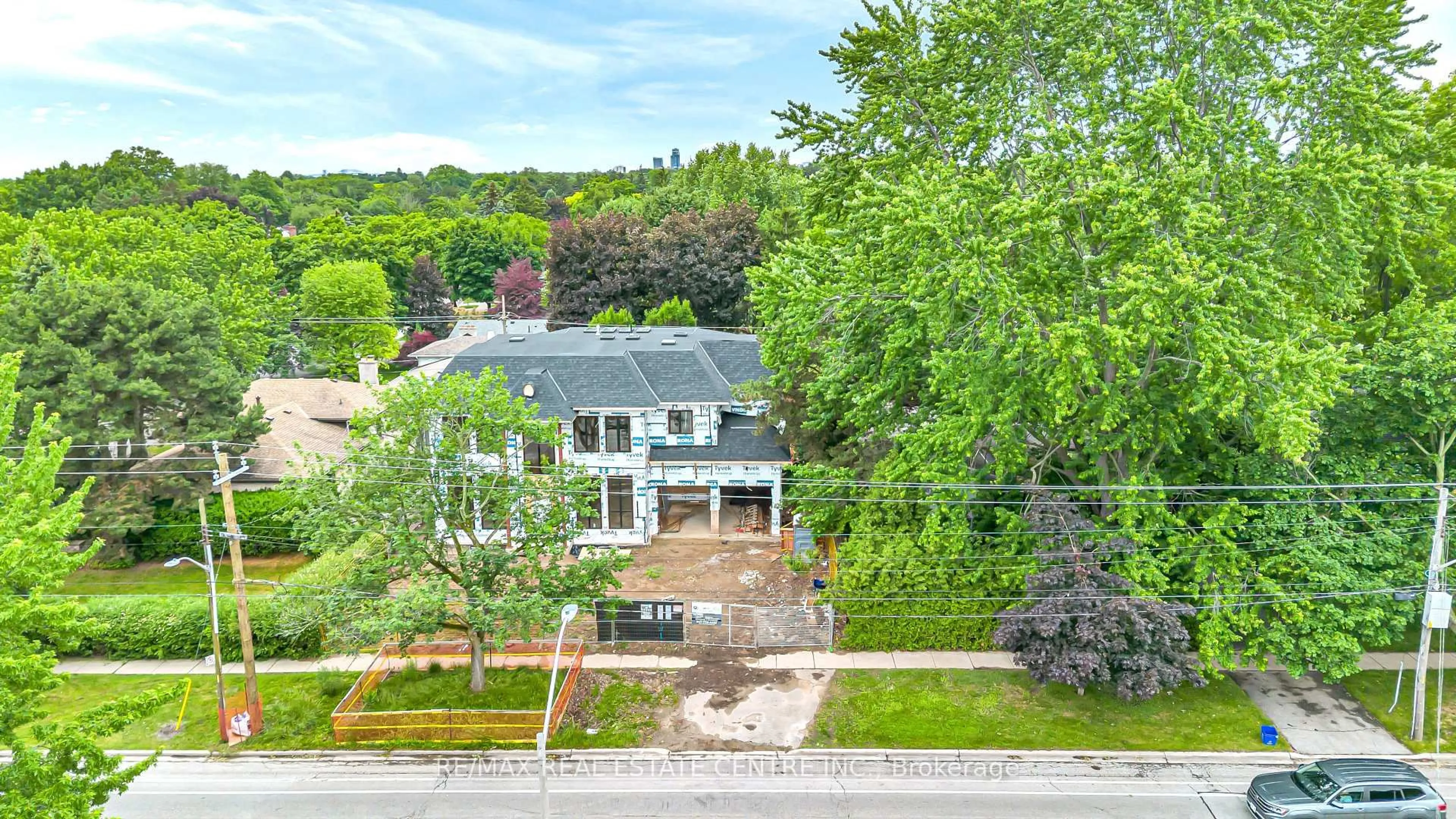 A pic from outside/outdoor area/front of a property/back of a property/a pic from drone, street for 320 Walkers Line, Burlington Ontario L7N 2C7