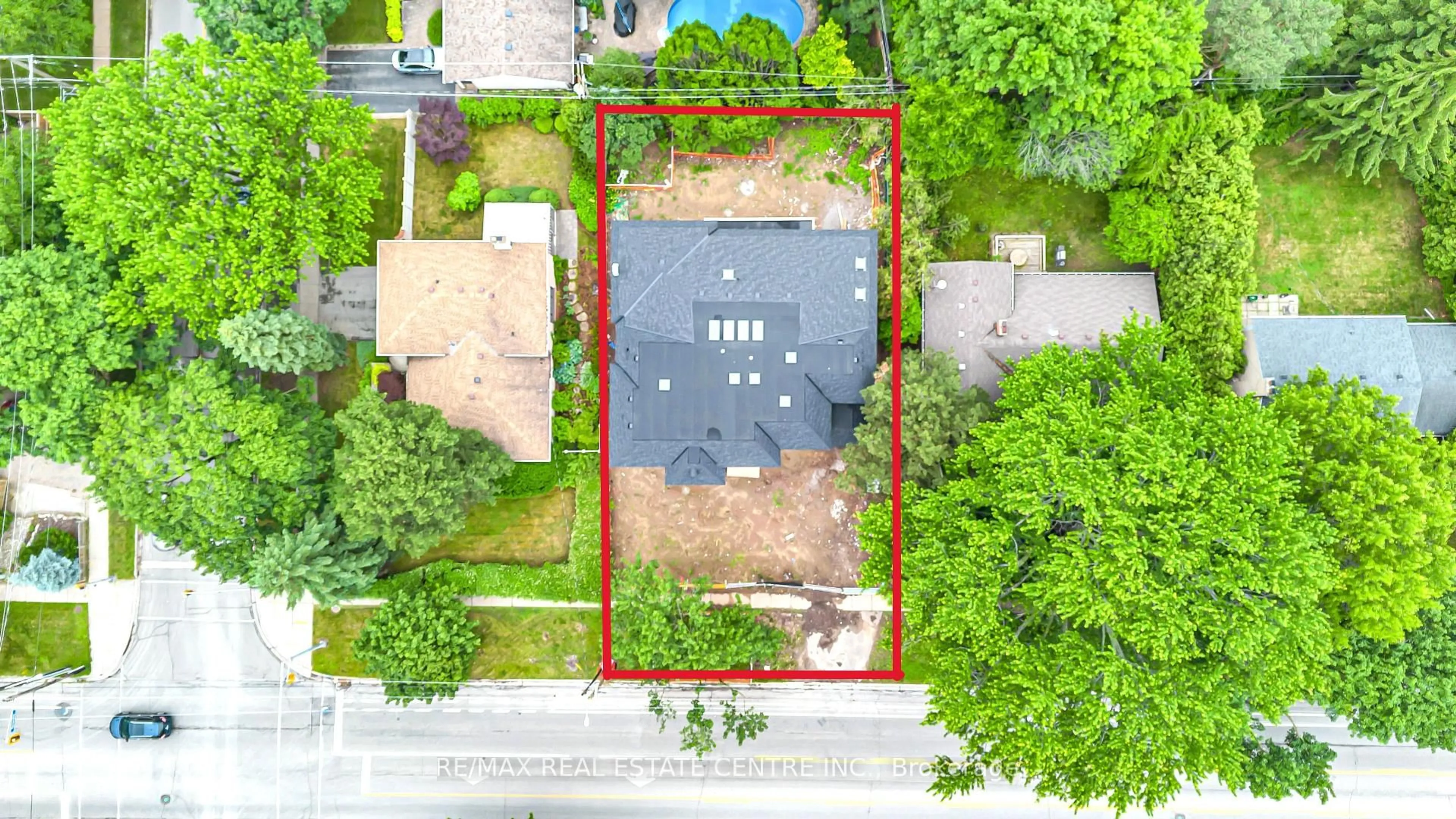 A pic from outside/outdoor area/front of a property/back of a property/a pic from drone, street for 320 Walkers Line, Burlington Ontario L7N 2C7