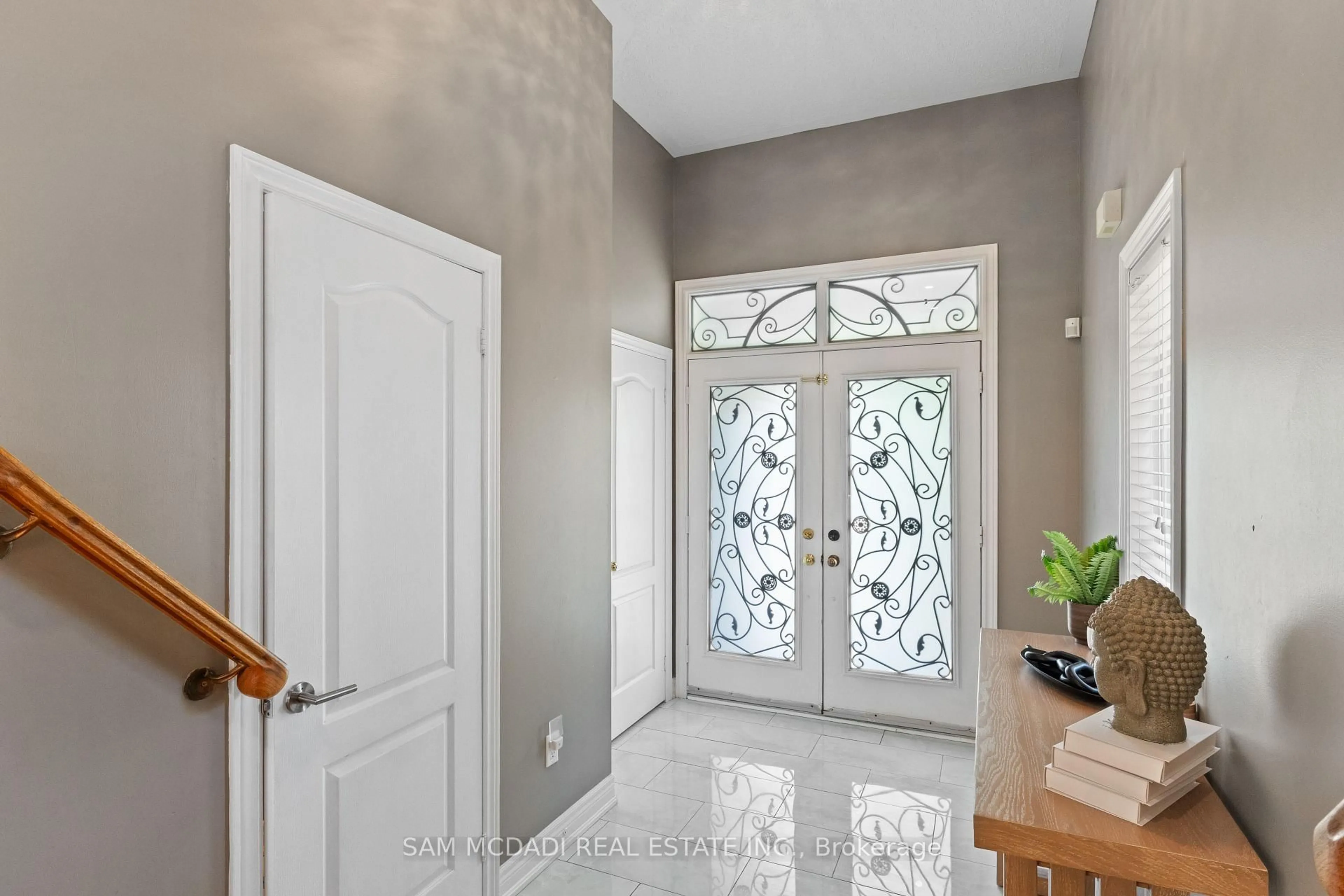 Indoor entryway for 4737 James Austin Dr, Mississauga Ontario L4Z 4H2