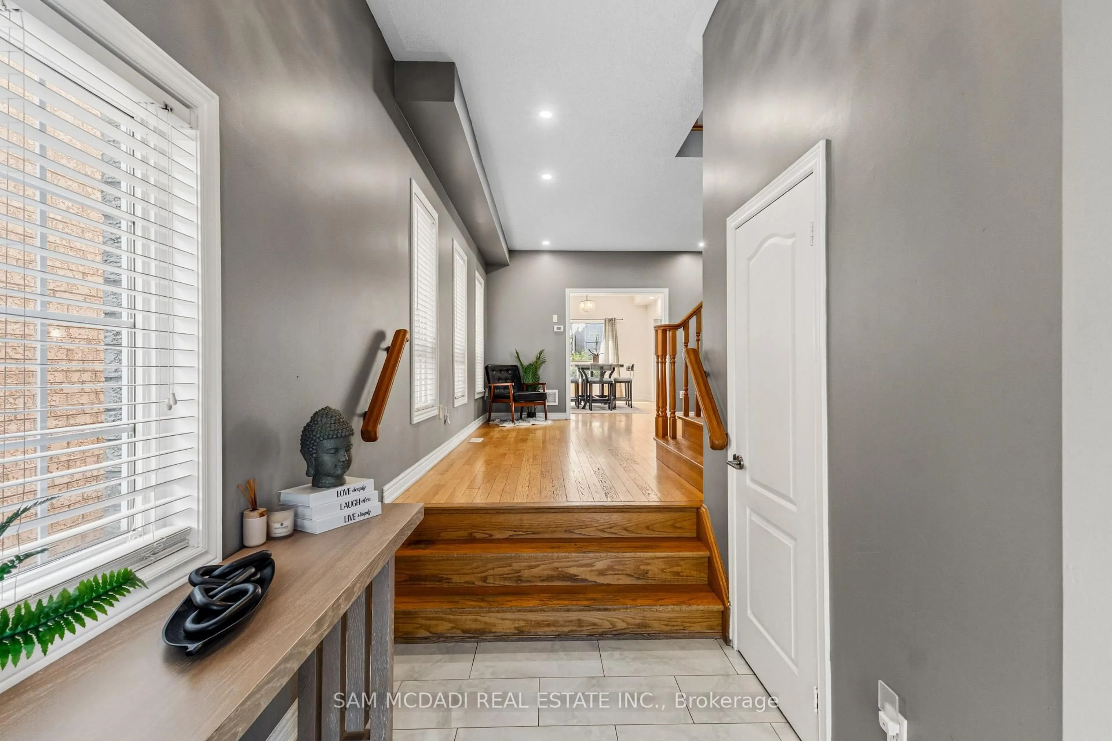 Indoor entryway for 4737 James Austin Dr, Mississauga Ontario L4Z 4H2