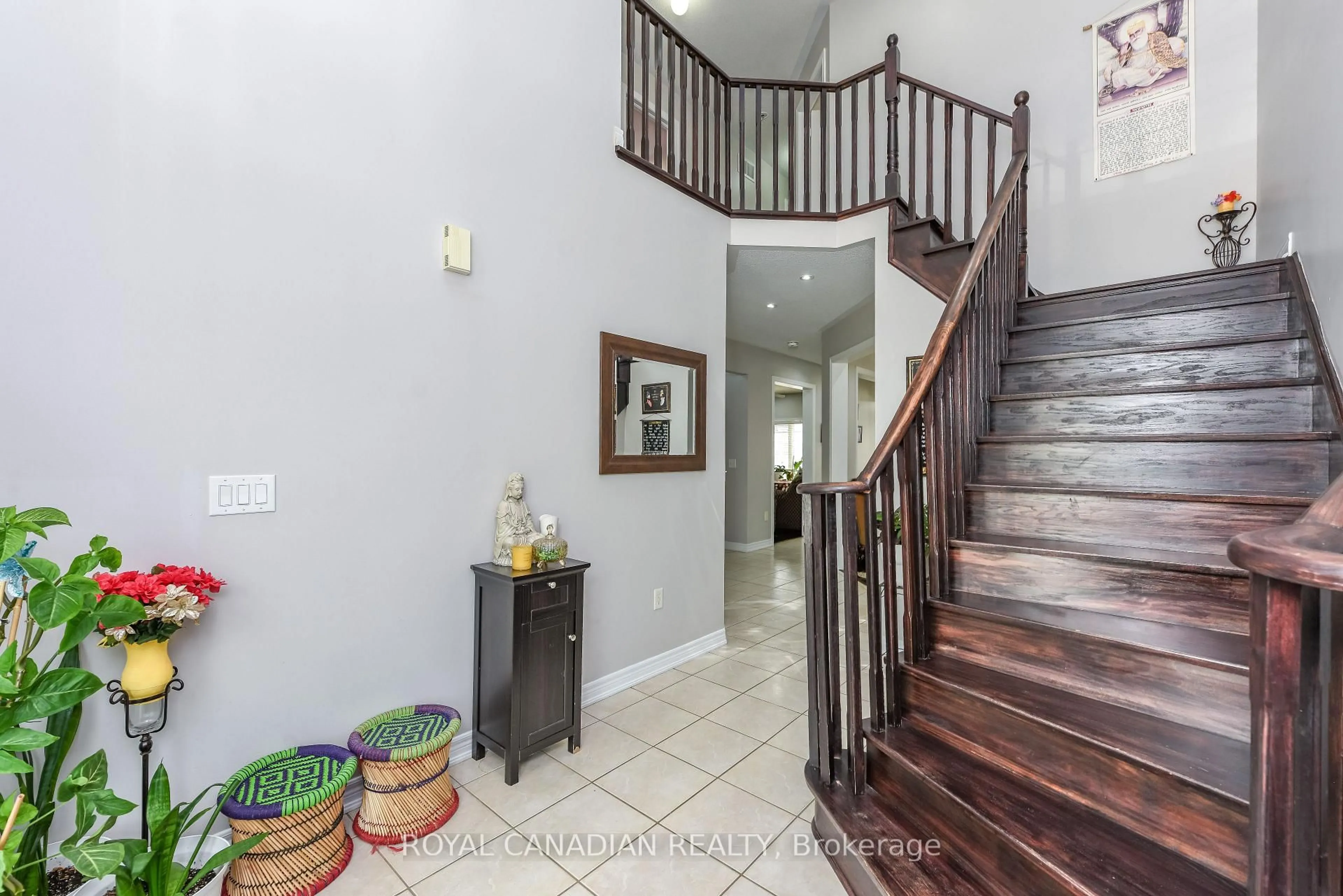 Indoor foyer for 29 Dewside Dr, Brampton Ontario L6R 3B7