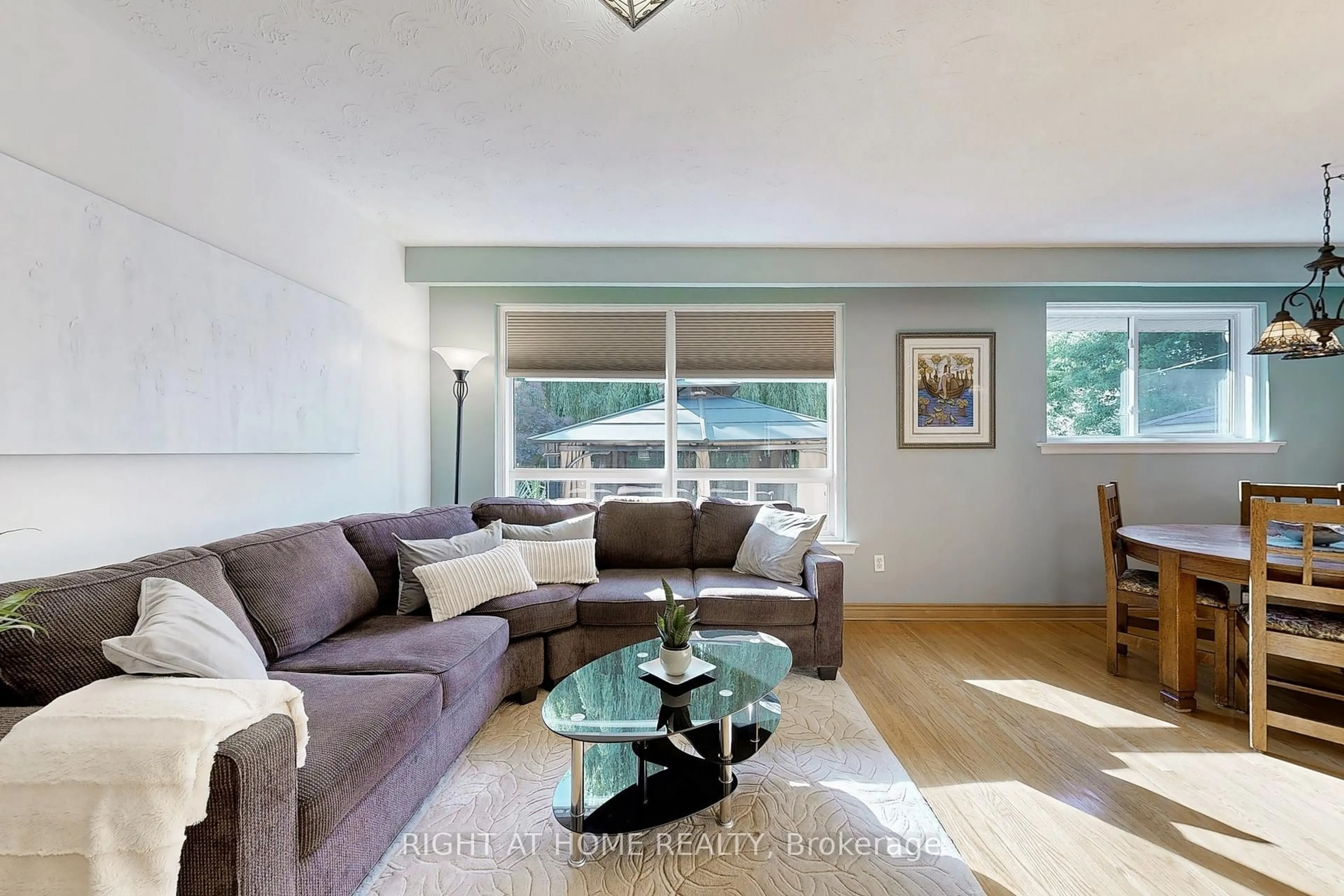 Living room with furniture, wood/laminate floor for 907 Fourth St, Mississauga Ontario L5E 1J8