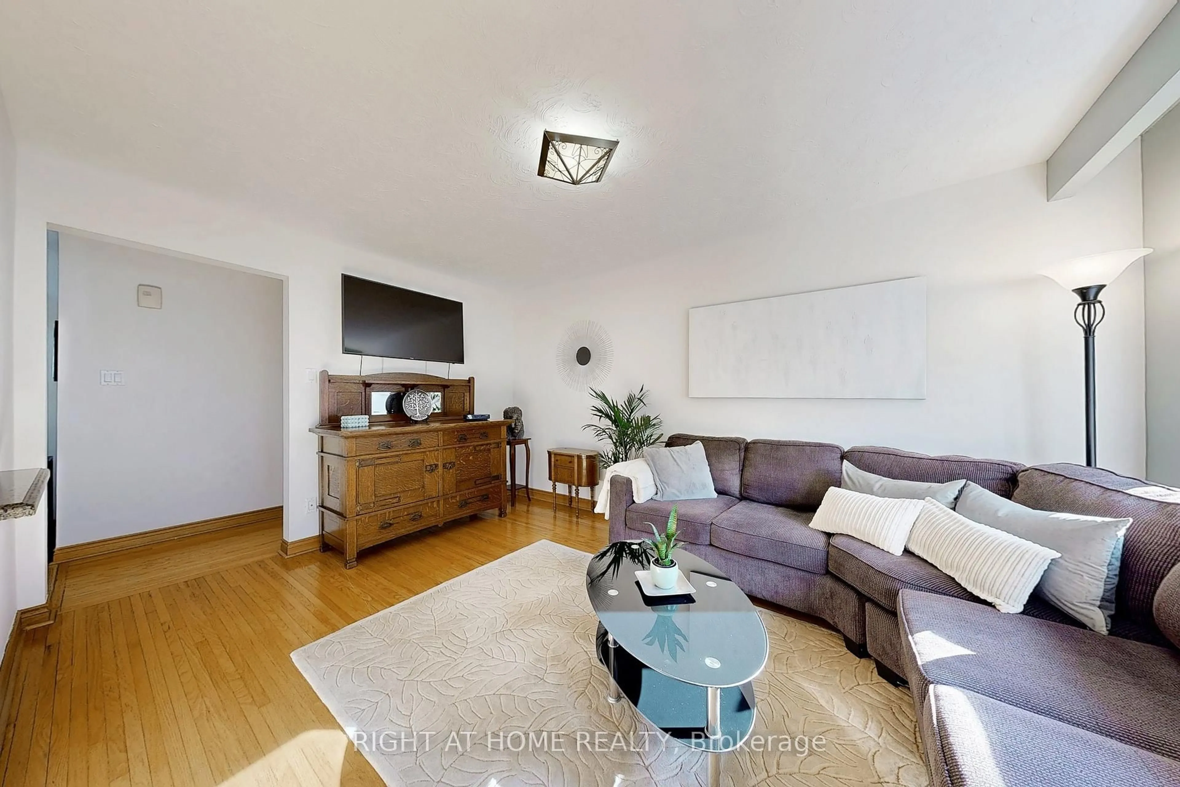 Living room with furniture, wood/laminate floor for 907 Fourth St, Mississauga Ontario L5E 1J8