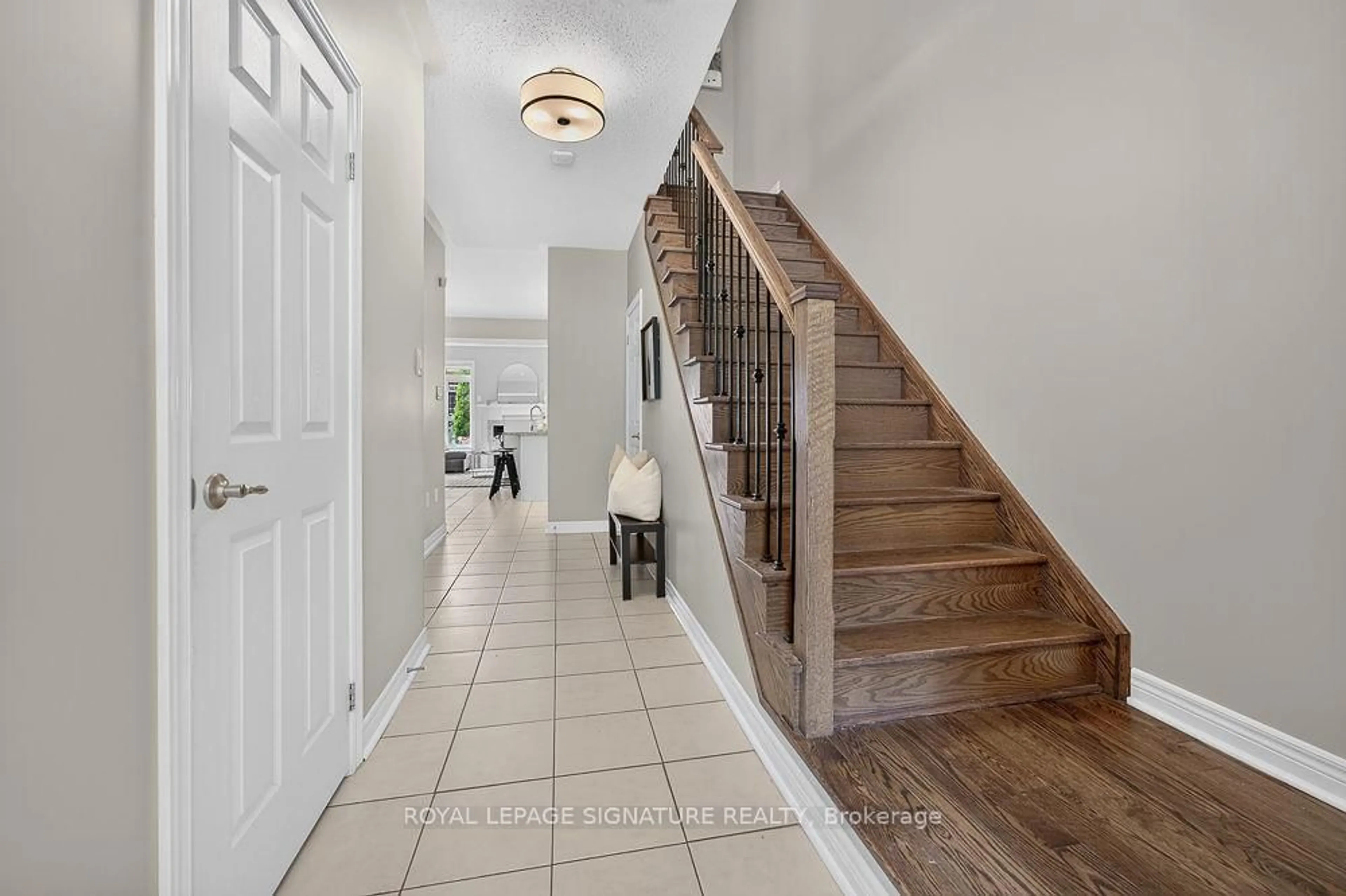 Indoor entryway for 209 Sarah Cline Dr, Oakville Ontario L6M 0T8