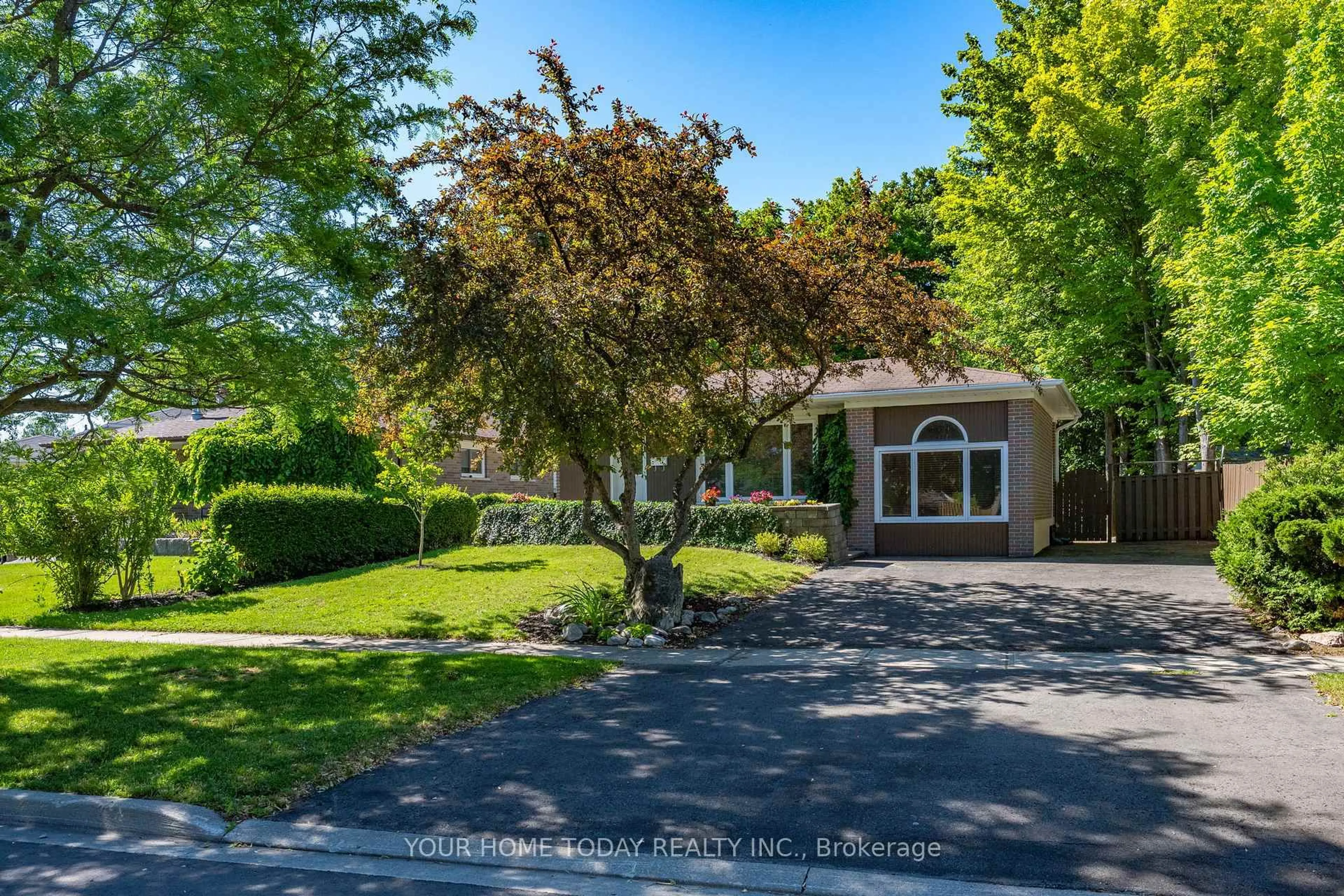A pic from outside/outdoor area/front of a property/back of a property/a pic from drone, street for 338 Delrex Blvd, Halton Hills Ontario L7G 4H4