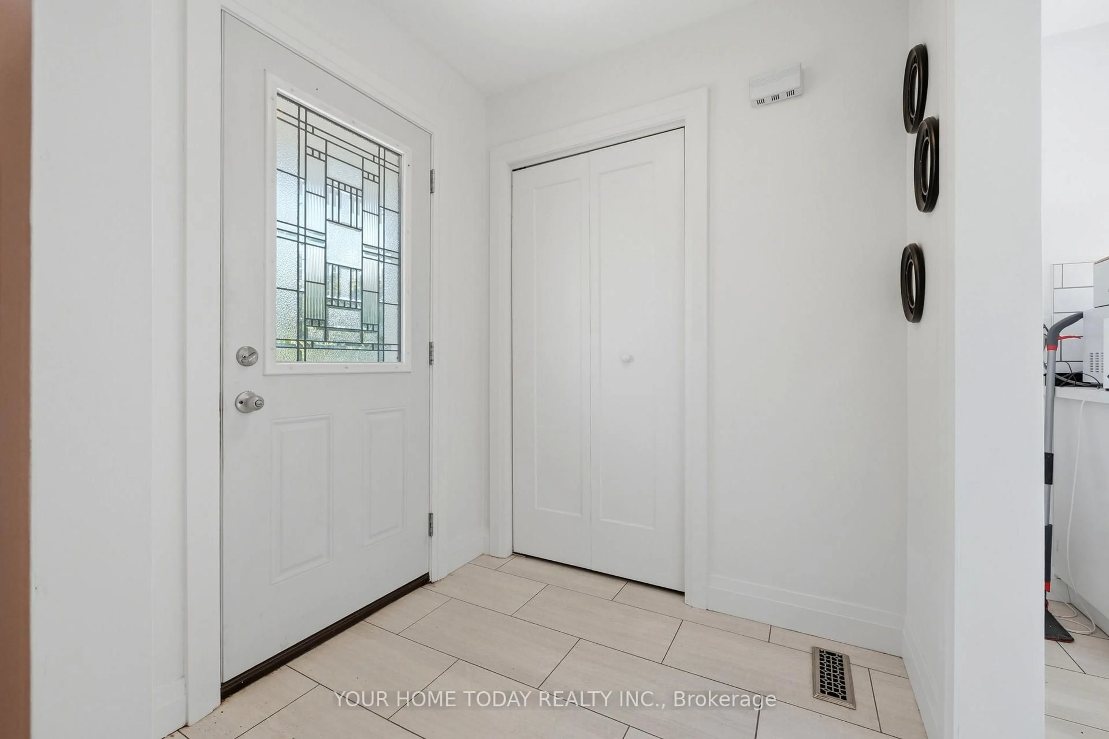 Indoor entryway for 338 Delrex Blvd, Halton Hills Ontario L7G 4H4