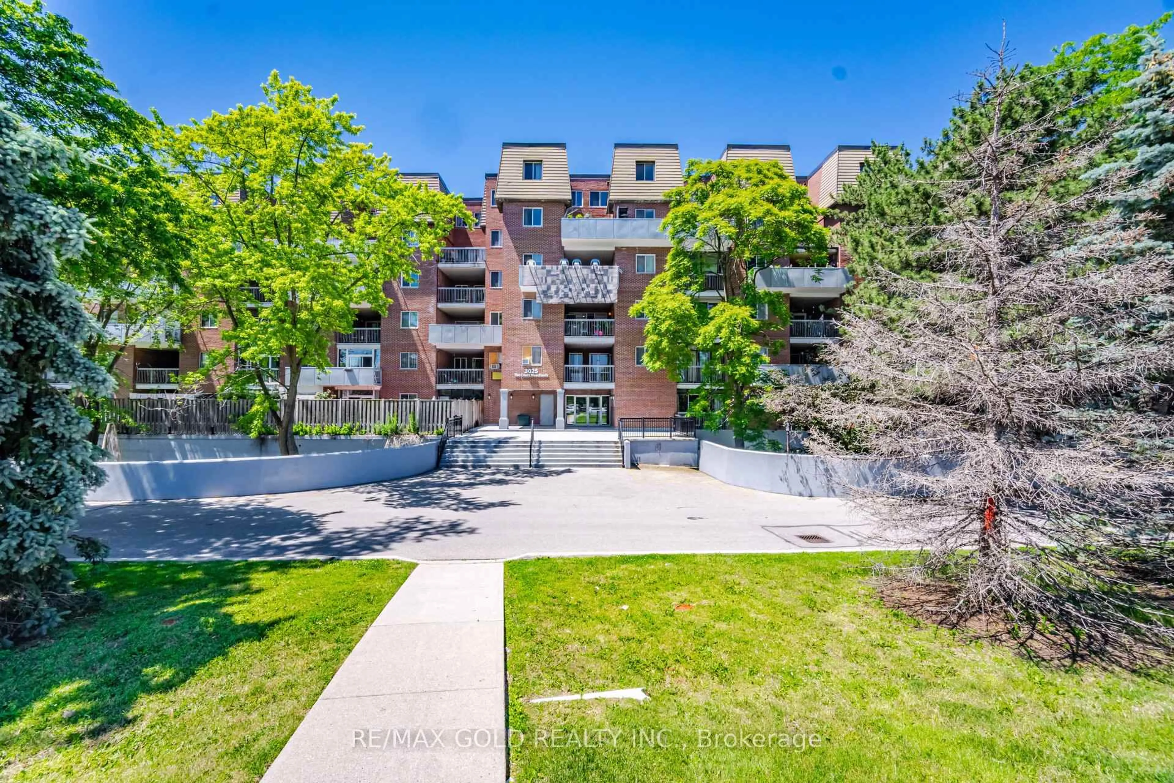 A pic from outside/outdoor area/front of a property/back of a property/a pic from drone, building for 3025 The Credit Woodlands Dr #251, Mississauga Ontario L5C 2V3