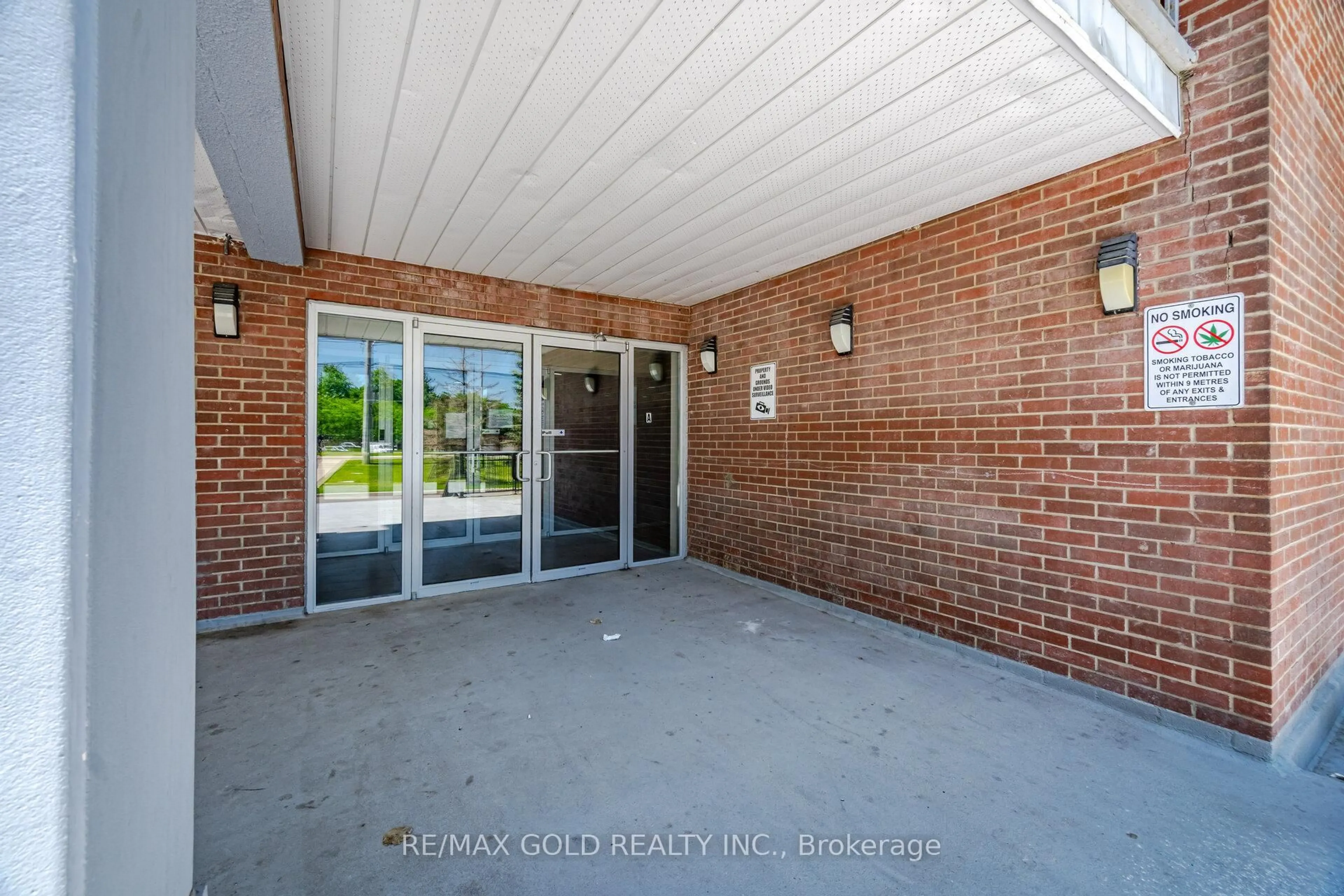 Indoor entryway for 3025 The Credit Woodlands Dr #251, Mississauga Ontario L5C 2V3