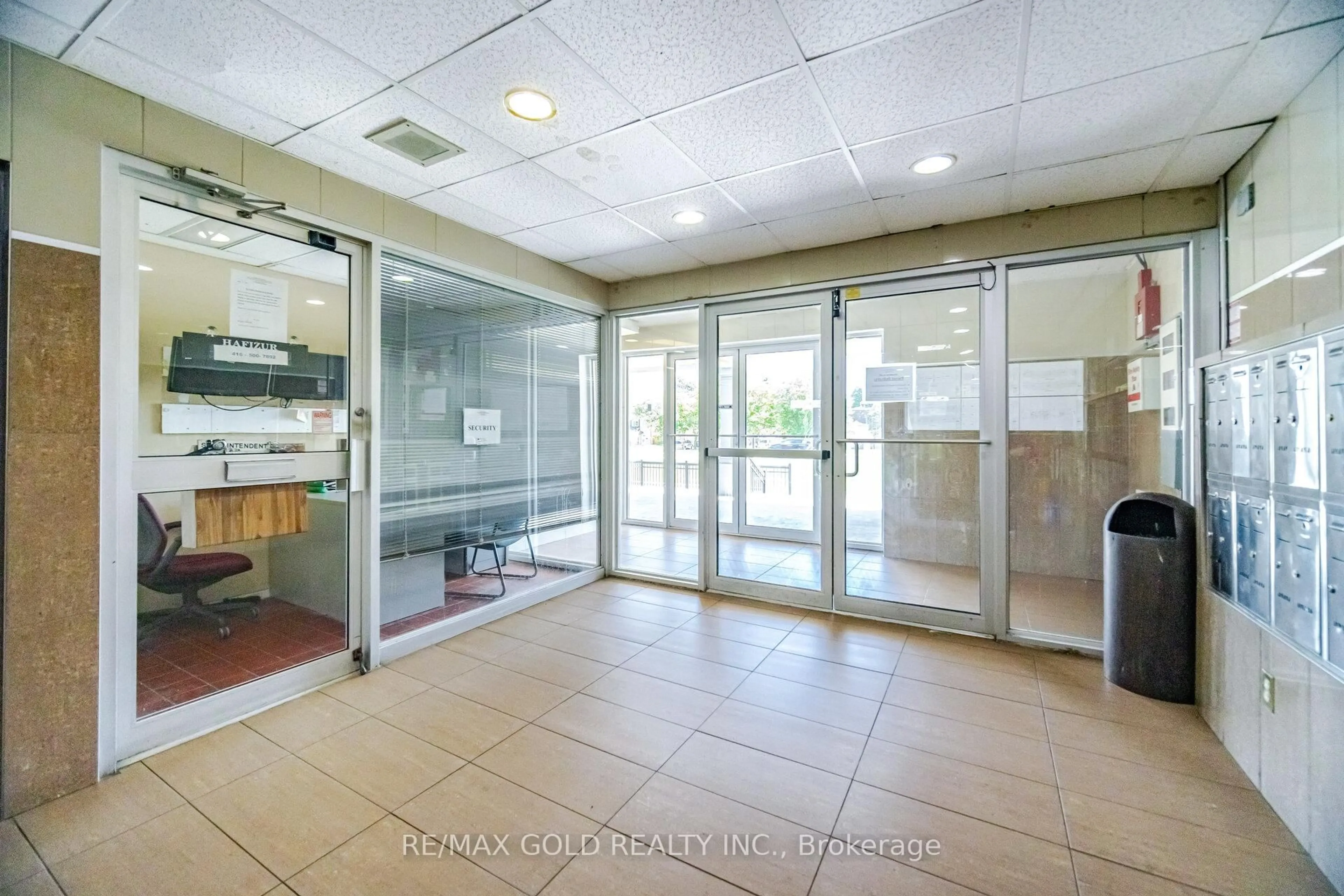 Indoor foyer for 3025 The Credit Woodlands Dr #251, Mississauga Ontario L5C 2V3