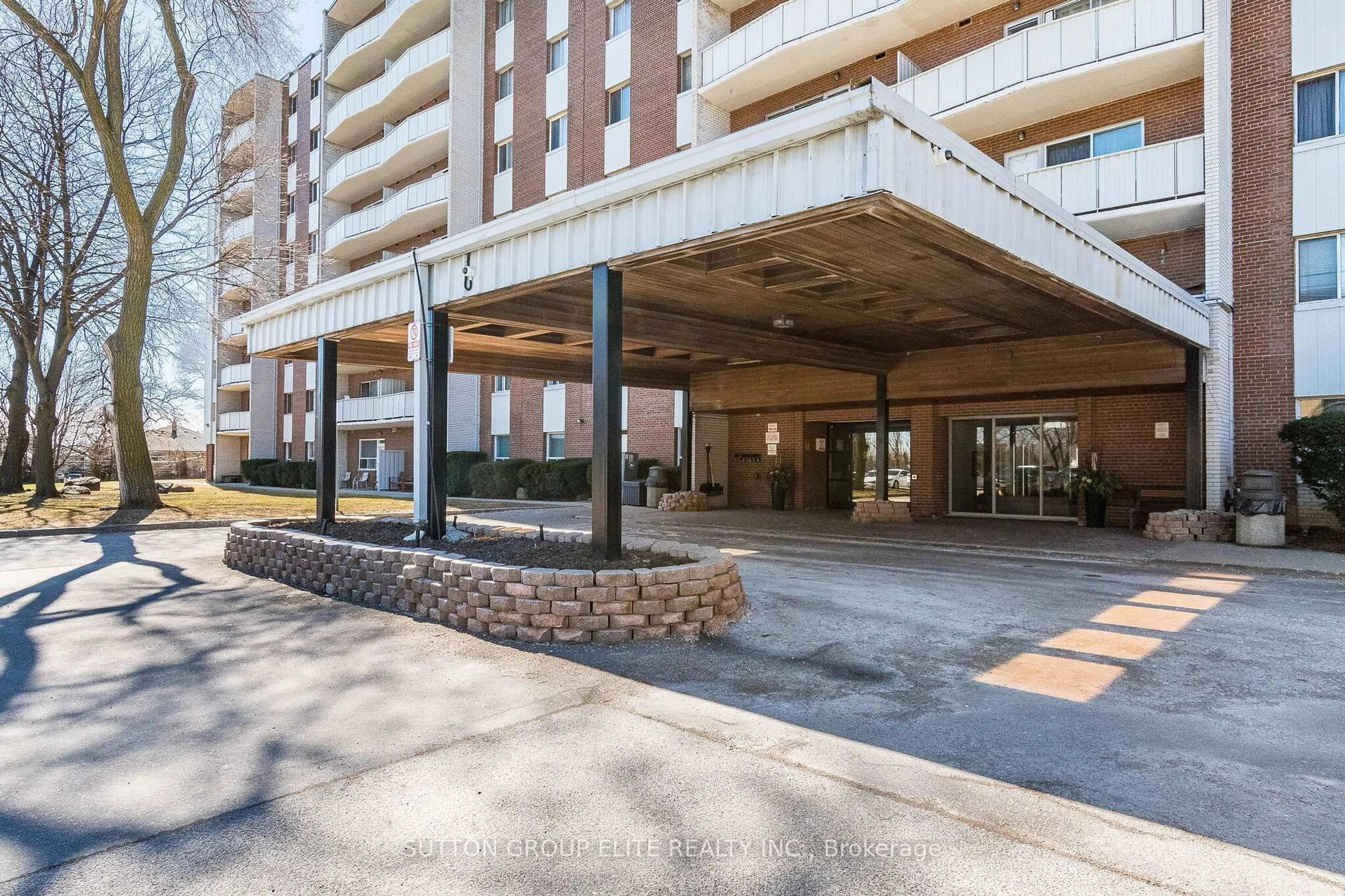 Indoor foyer for 1660 Bloor St #502, Mississauga Ontario L4X 1R9