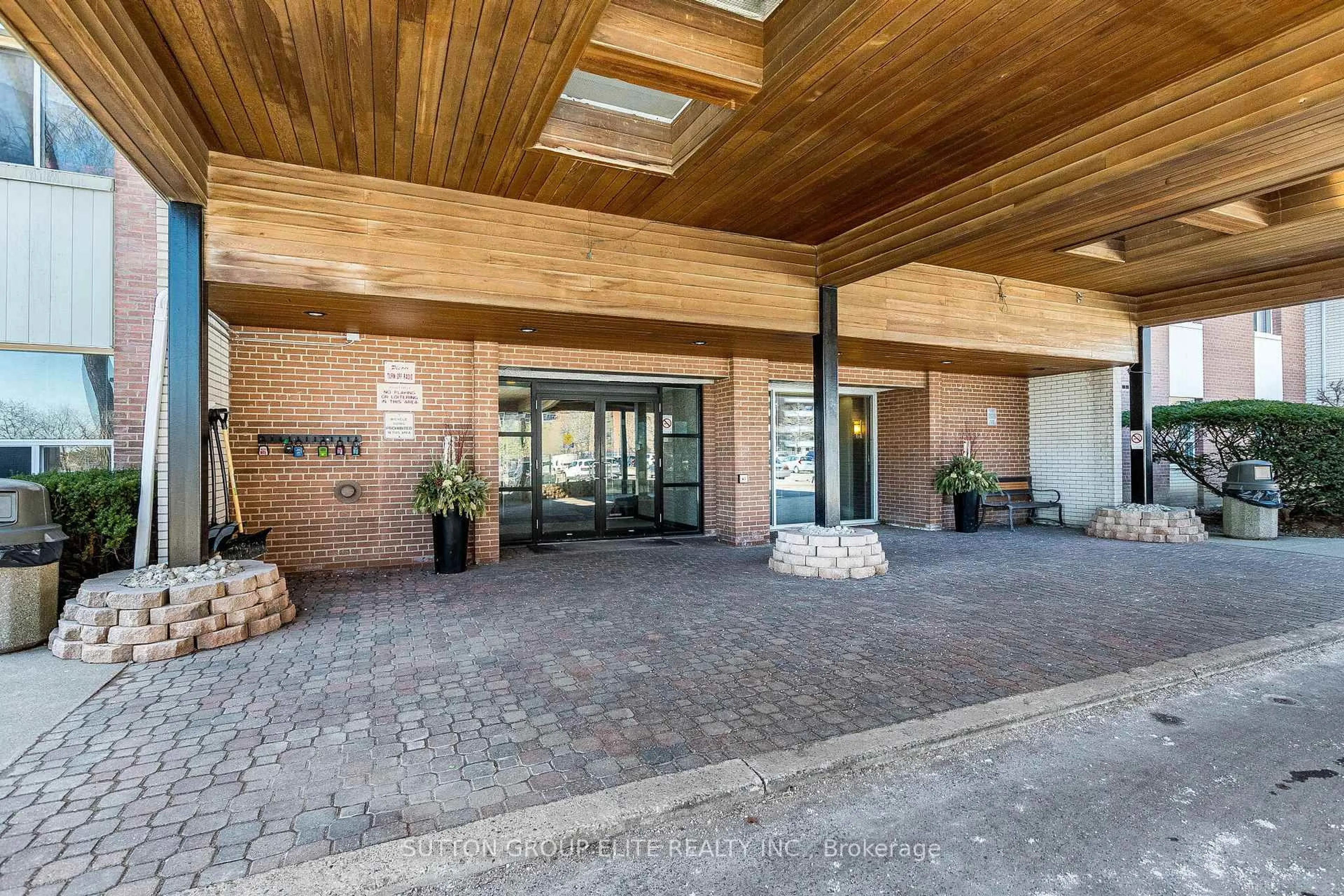 Indoor foyer for 1660 Bloor St #502, Mississauga Ontario L4X 1R9