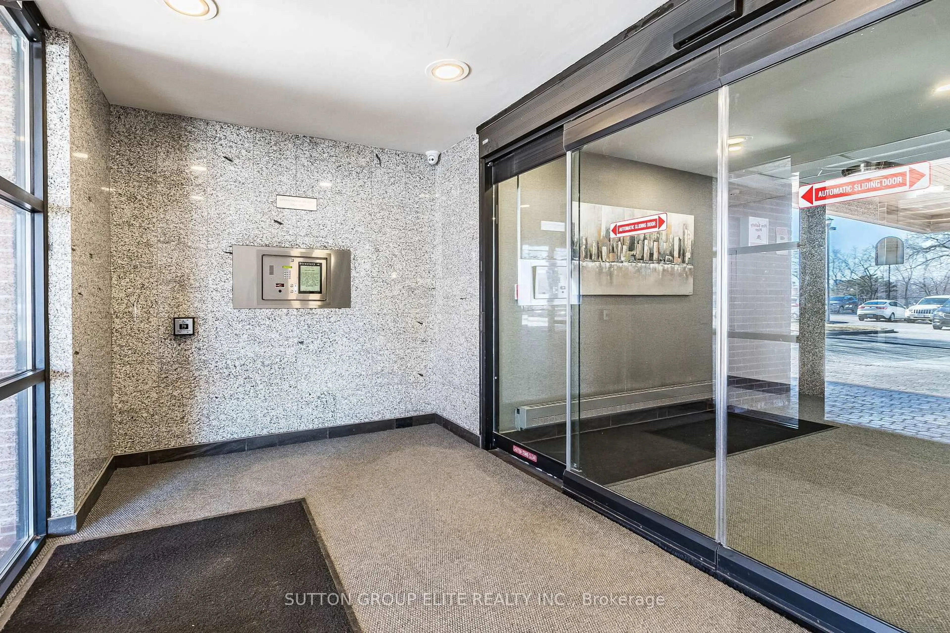Indoor foyer for 1660 Bloor St #502, Mississauga Ontario L4X 1R9