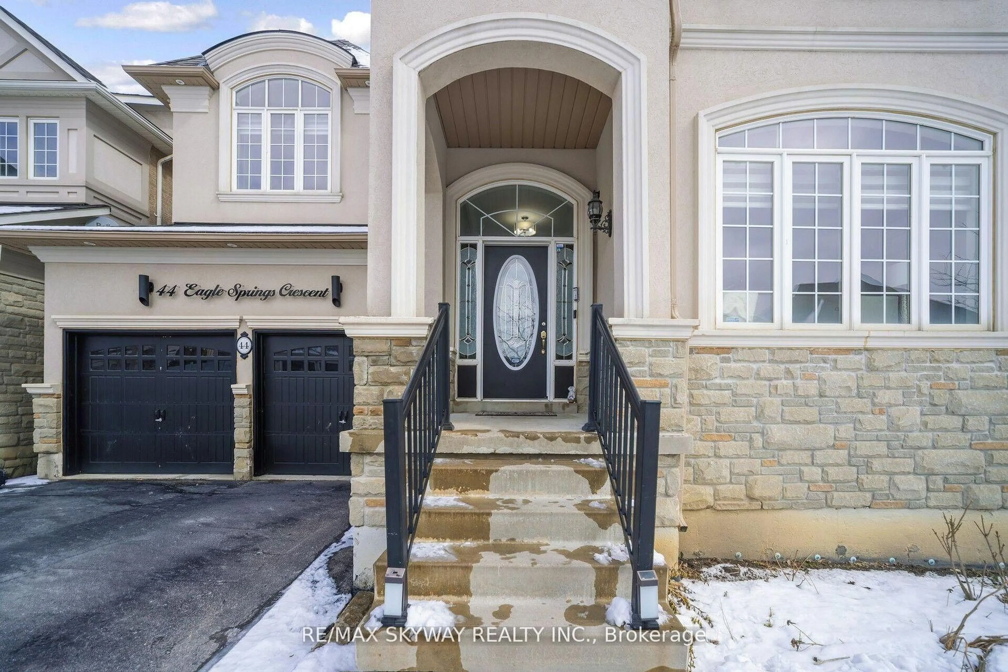 Indoor entryway for 44 Eaglesprings Cres, Brampton Ontario L6P 2W2