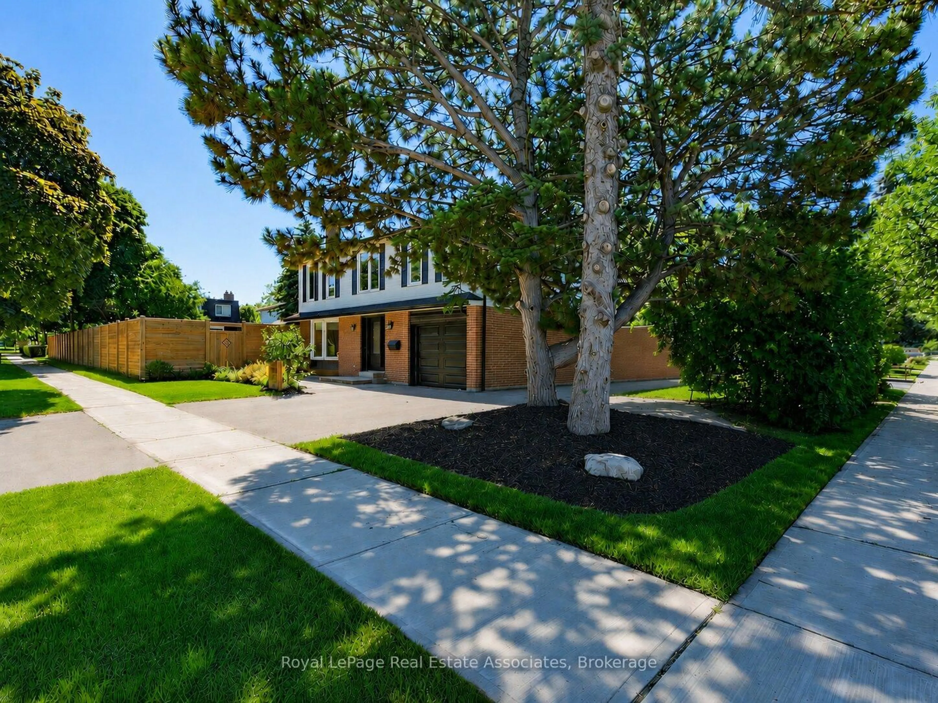 Home with brick exterior material, street for 2441 Winthrop Cres, Mississauga Ontario L5K 2A8