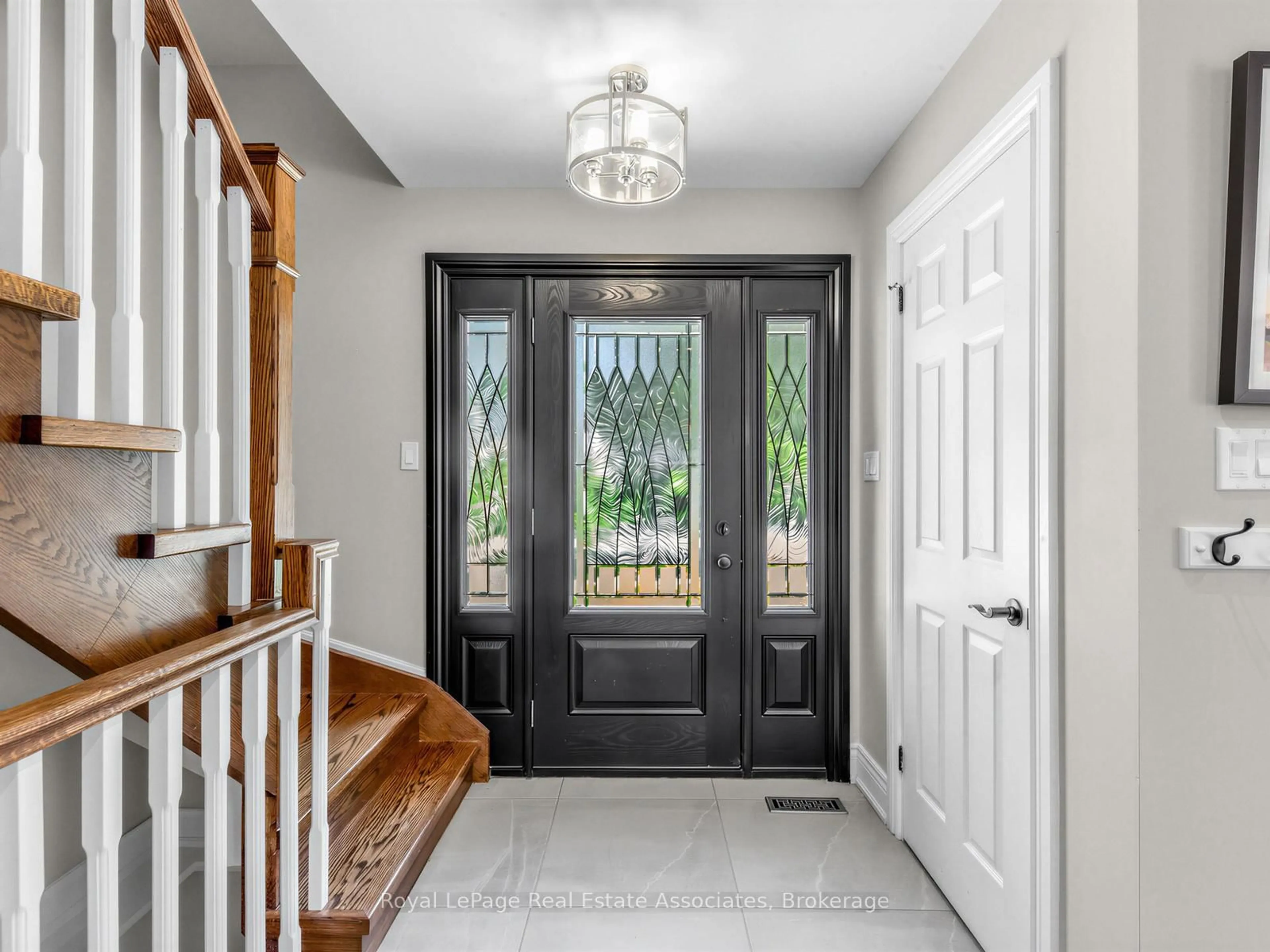 Indoor entryway for 2441 Winthrop Cres, Mississauga Ontario L5K 2A8
