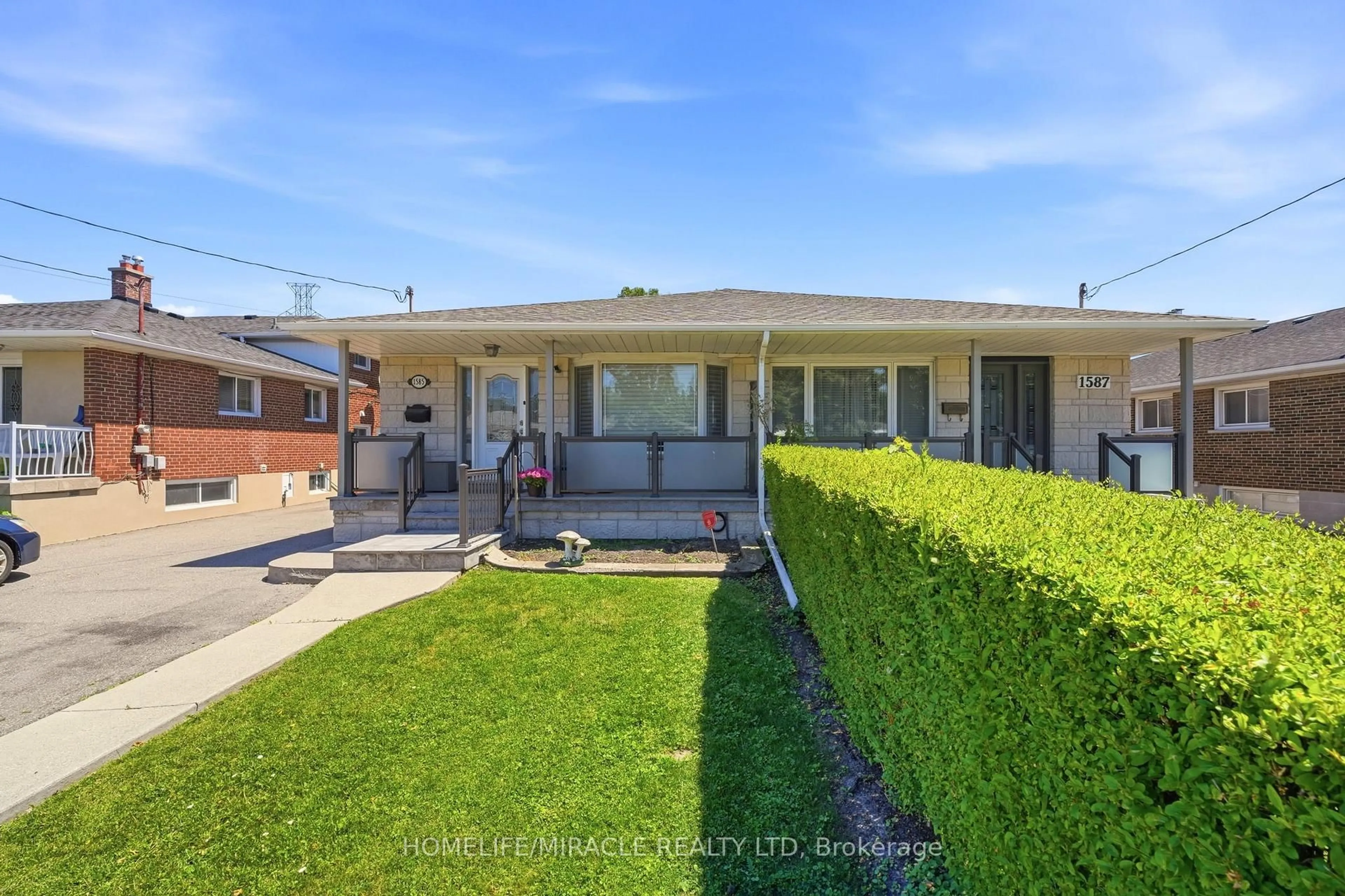 A pic from outside/outdoor area/front of a property/back of a property/a pic from drone, street for 1585 coram Cres, Mississauga Ontario L4X 1L1