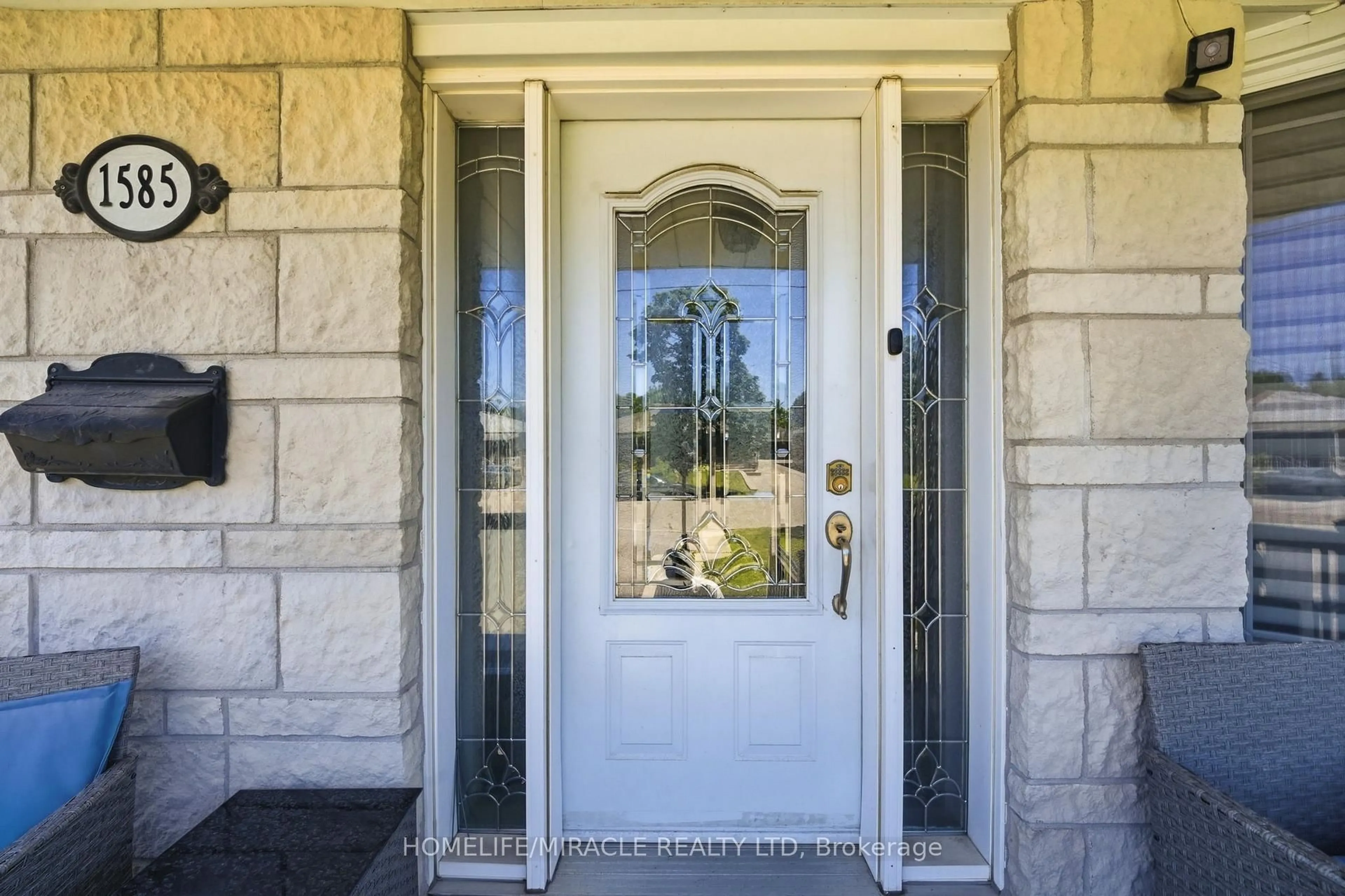 Indoor entryway for 1585 coram Cres, Mississauga Ontario L4X 1L1