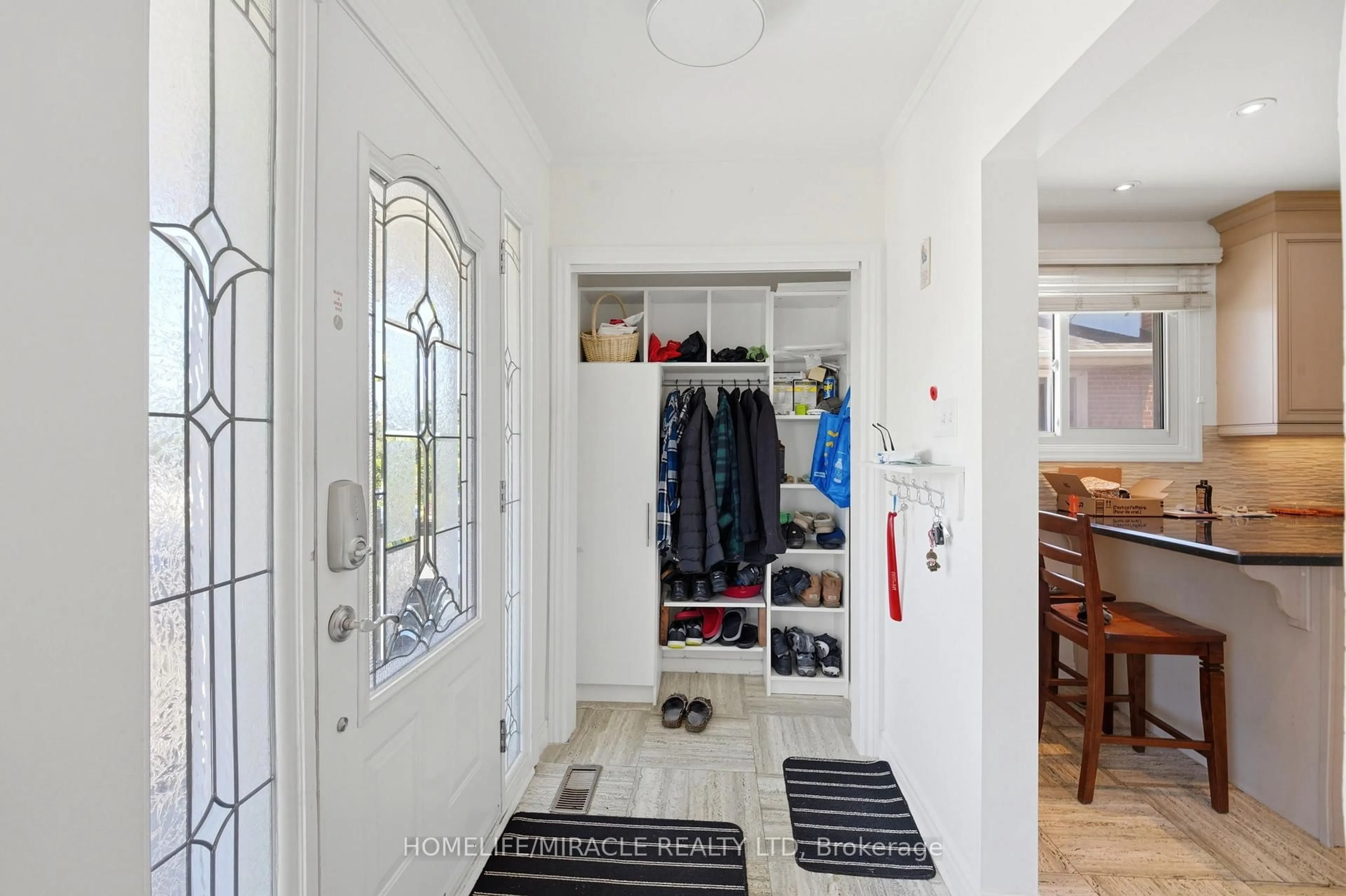 Indoor entryway for 1585 coram Cres, Mississauga Ontario L4X 1L1