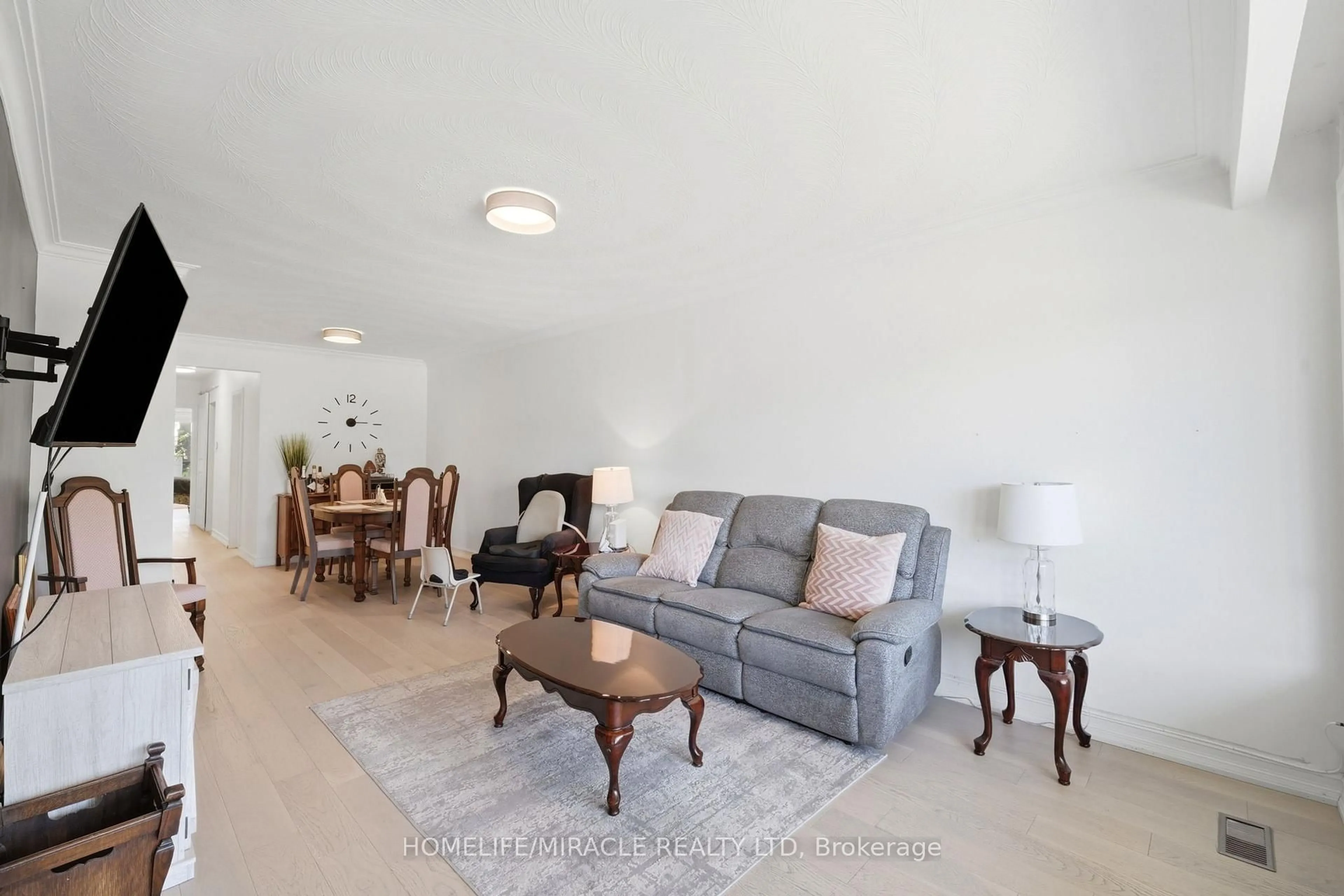 Living room with furniture, unknown for 1585 coram Cres, Mississauga Ontario L4X 1L1