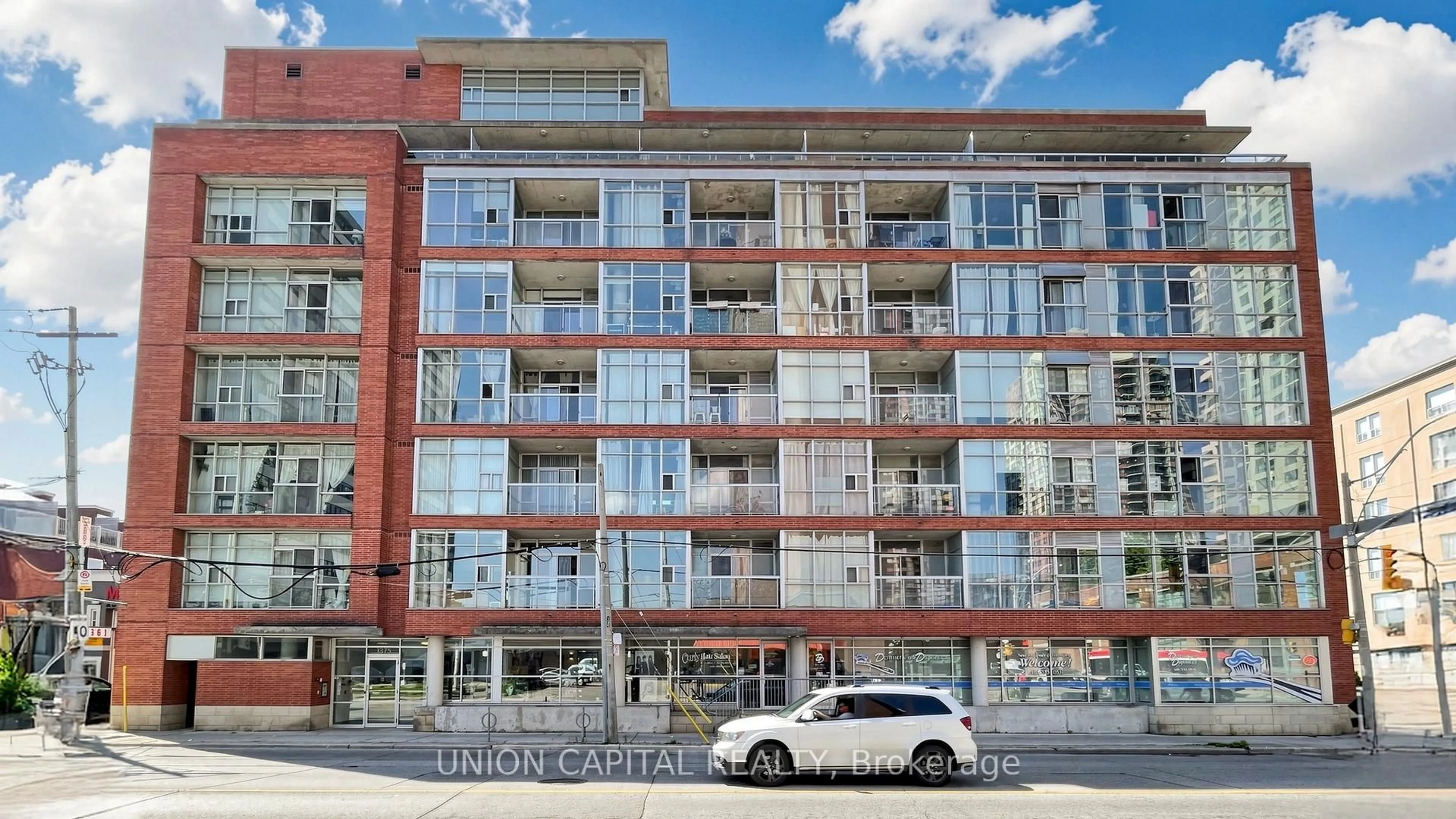 Indoor foyer for 1375 Dupont St #210, Toronto Ontario M6H 4J8