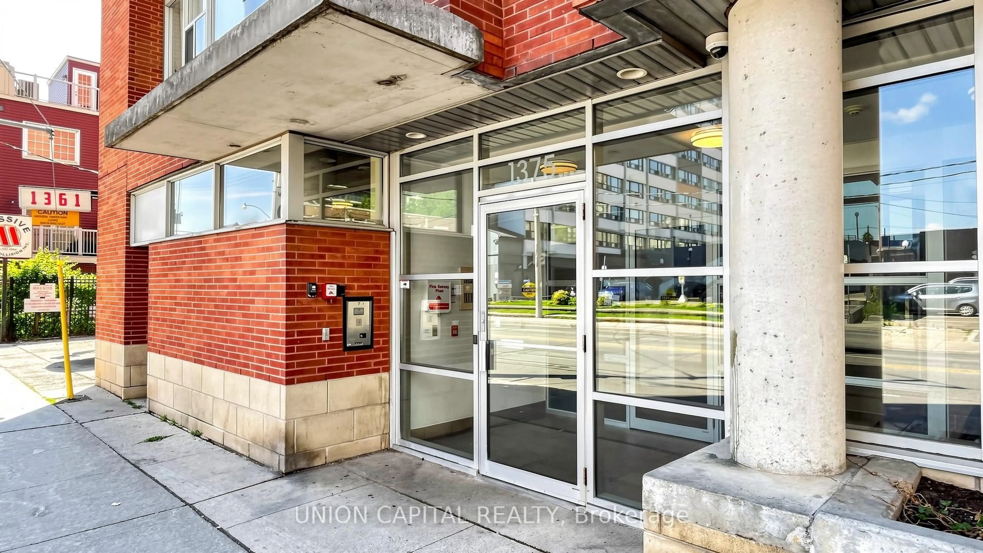 Indoor foyer for 1375 Dupont St #210, Toronto Ontario M6H 4J8
