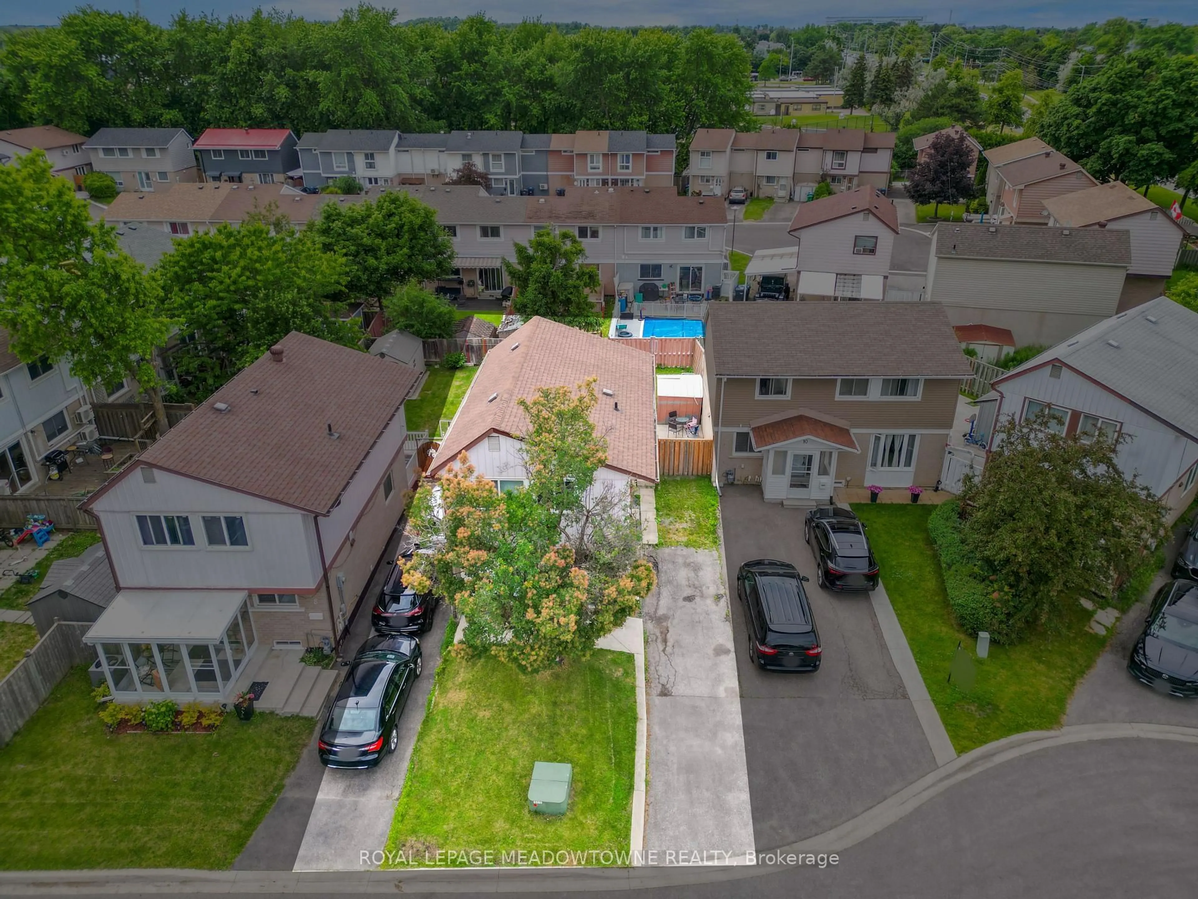A pic from outside/outdoor area/front of a property/back of a property/a pic from drone, street for 9 Hardcastle Crt, Brampton Ontario L6S 2B2