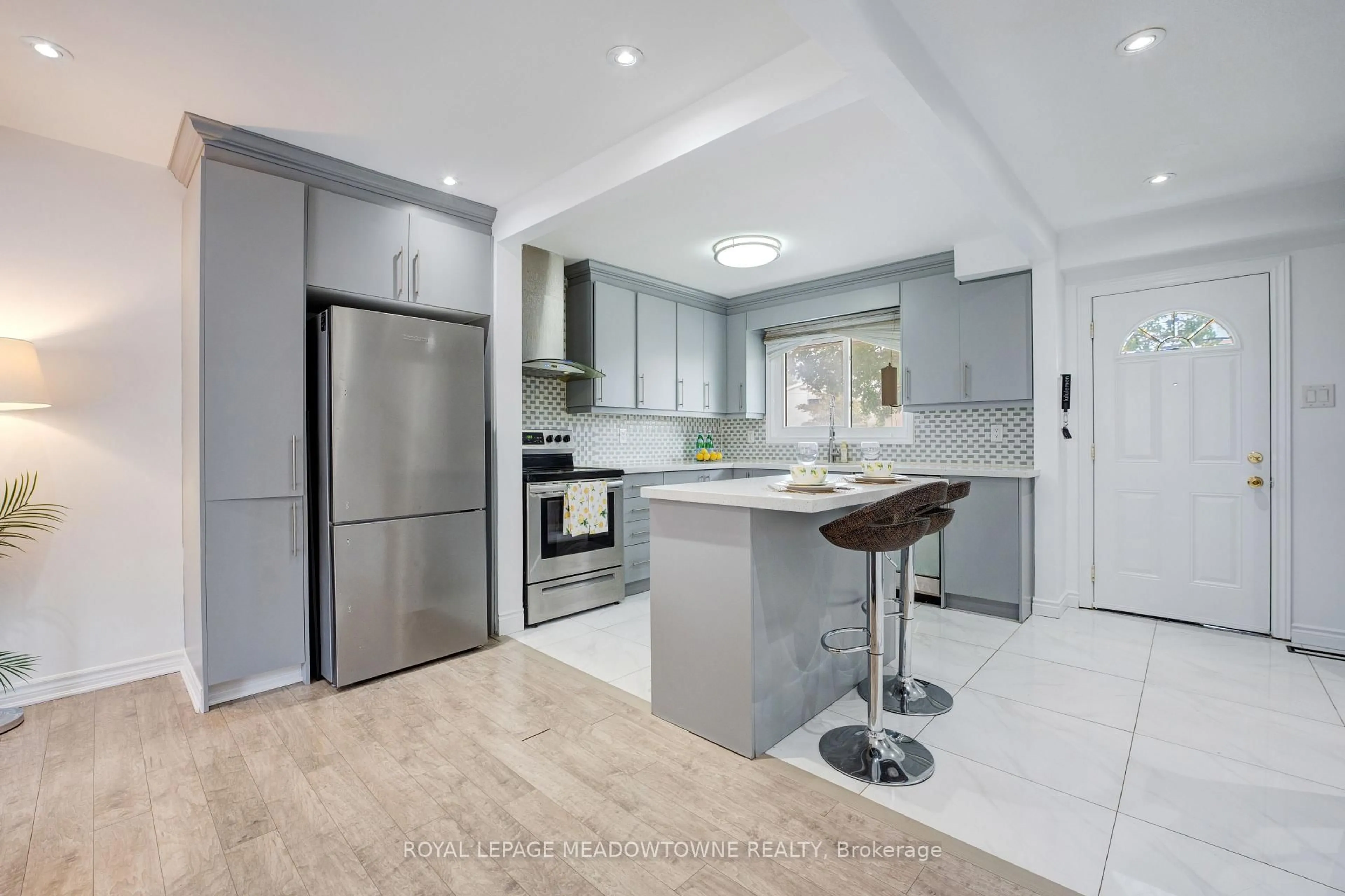 Contemporary kitchen, unknown for 9 Hardcastle Crt, Brampton Ontario L6S 2B2