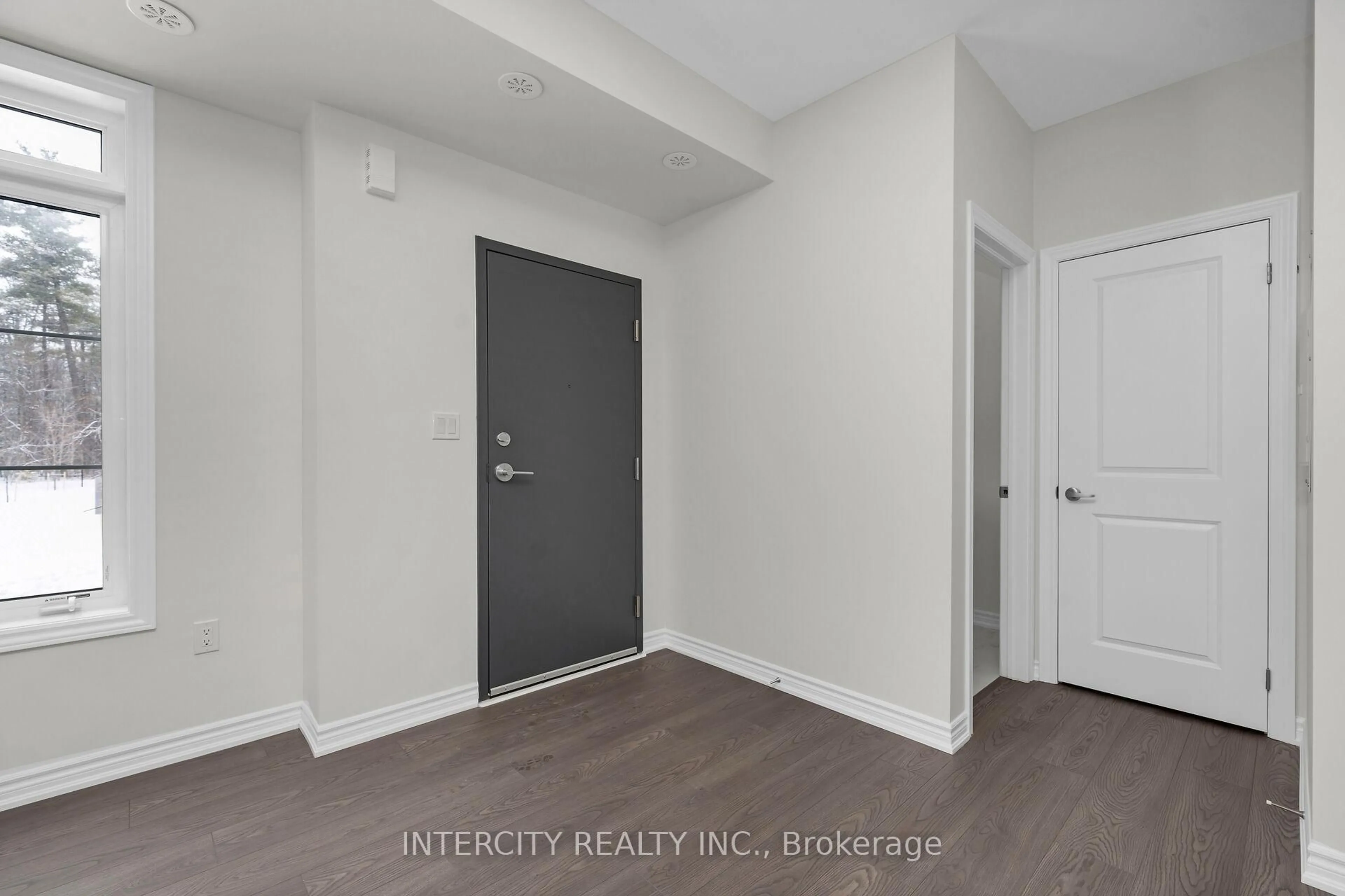 Indoor entryway for 12 Savvy Lane #40Z, Caledon Ontario L7C 1Z9