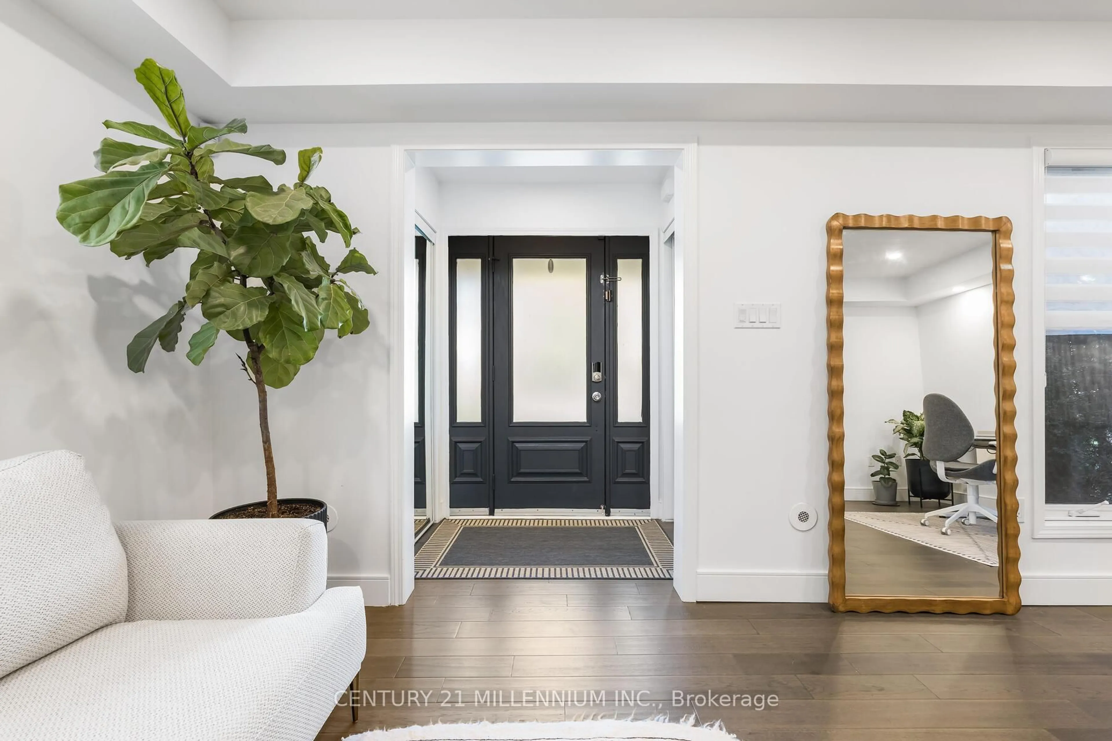 Indoor entryway for 672 Holly Ave, Milton Ontario L9T 0G2