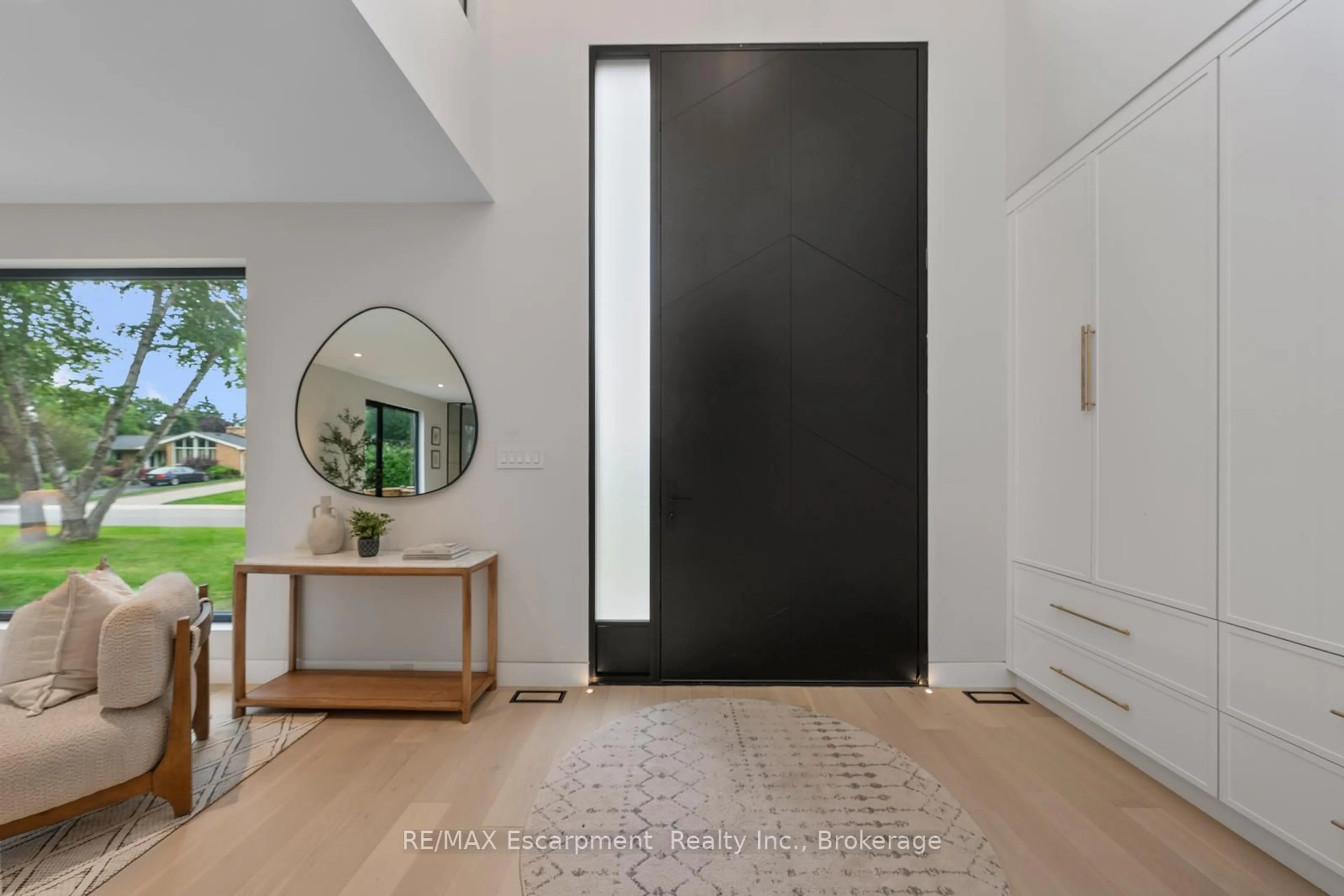 Indoor entryway for 298 Strathcona Dr, Burlington Ontario L7L 2E1