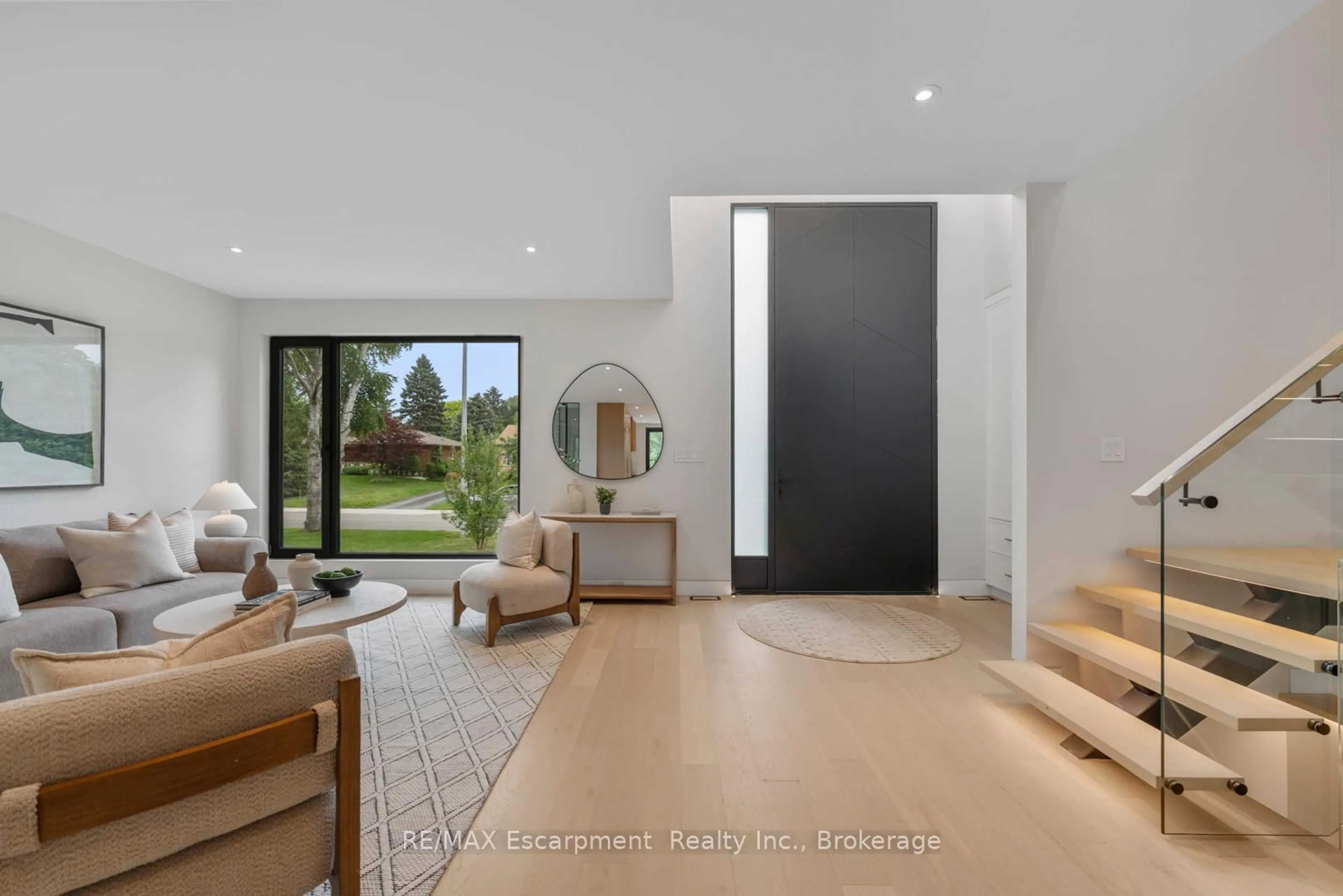 Indoor entryway for 298 Strathcona Dr, Burlington Ontario L7L 2E1