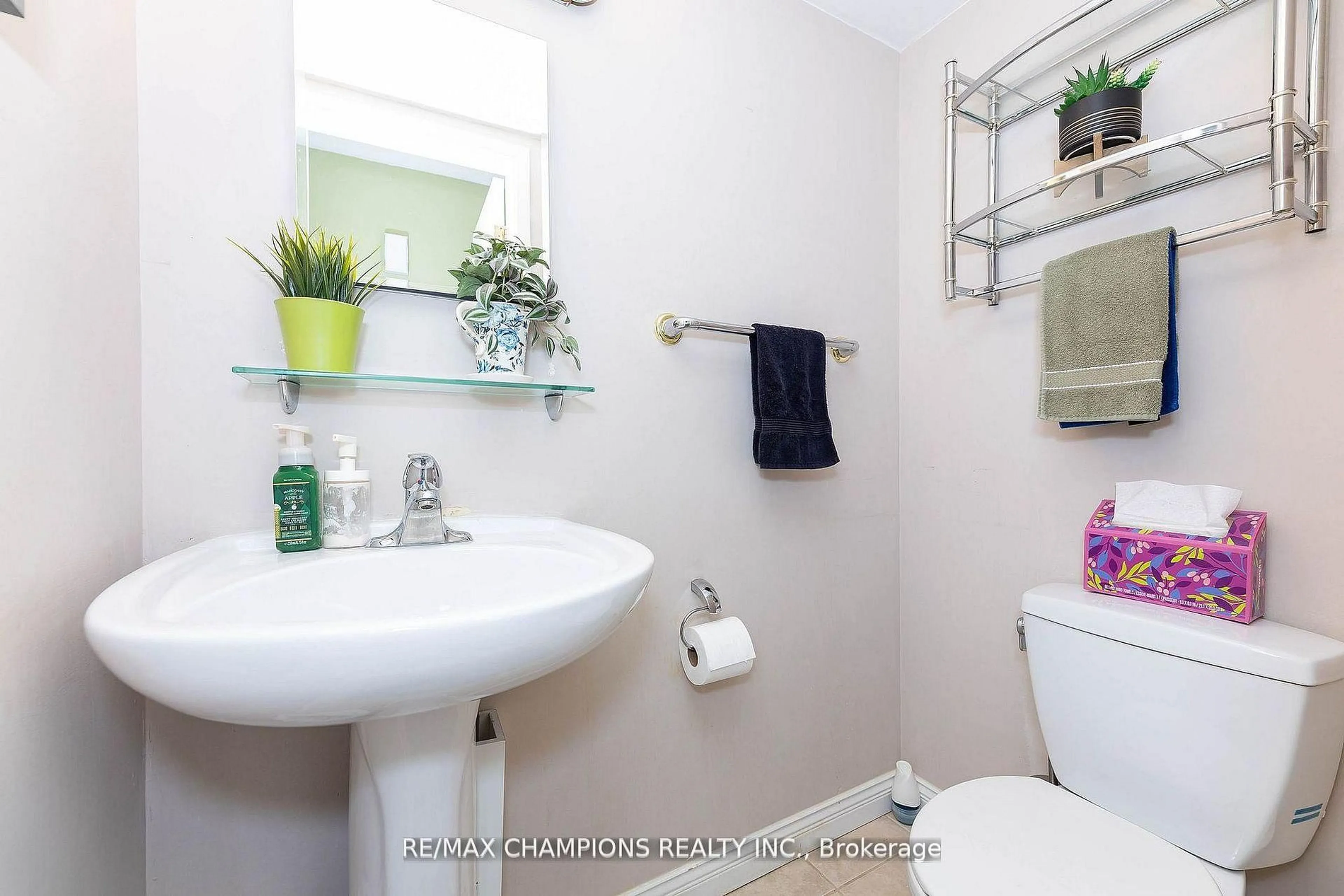 Standard bathroom, ceramic/tile floor for 3525 Brandon Gate Dr #17, Mississauga Ontario L4T 3M3