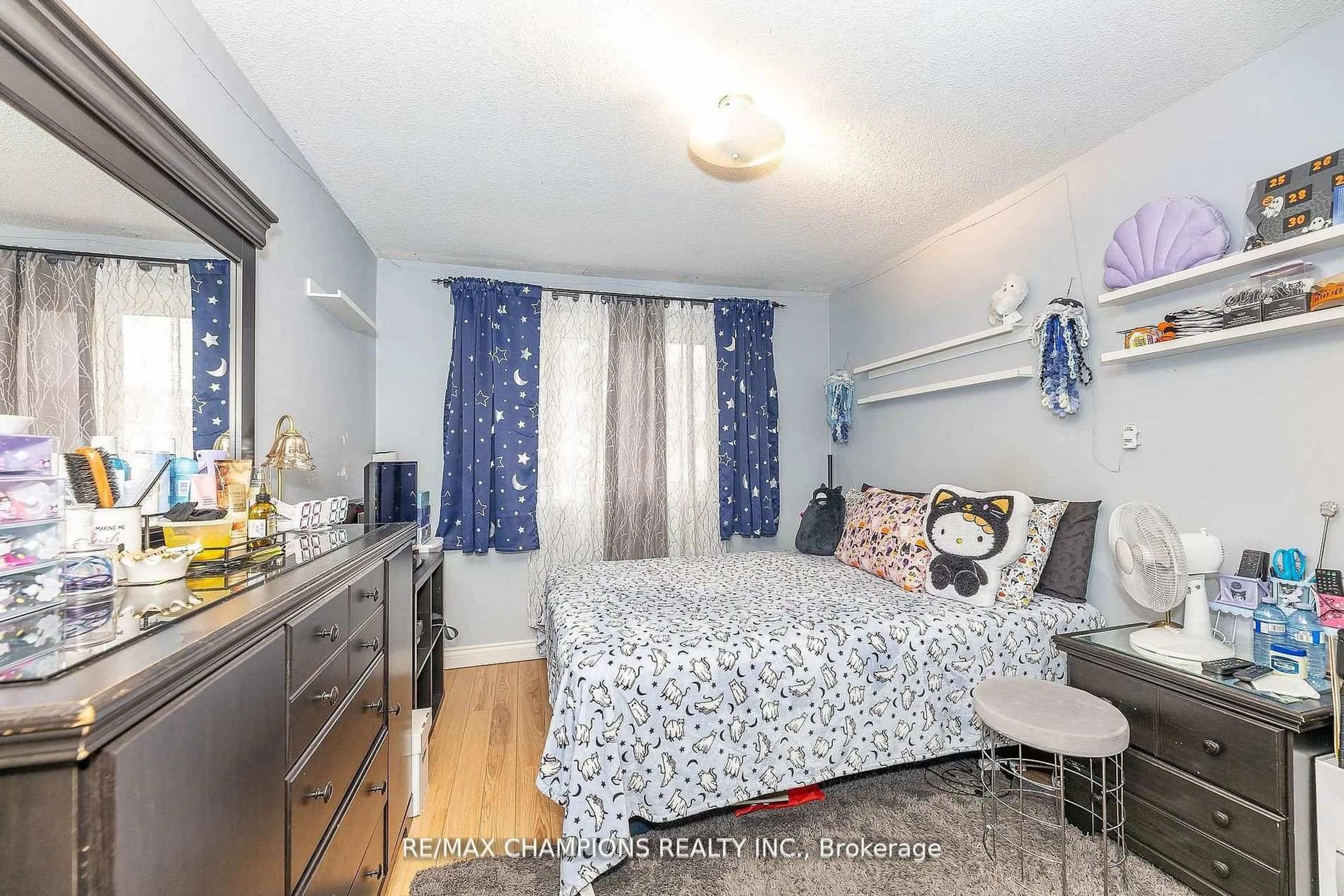 Bedroom with bed, wood/laminate floor for 3525 Brandon Gate Dr #17, Mississauga Ontario L4T 3M3