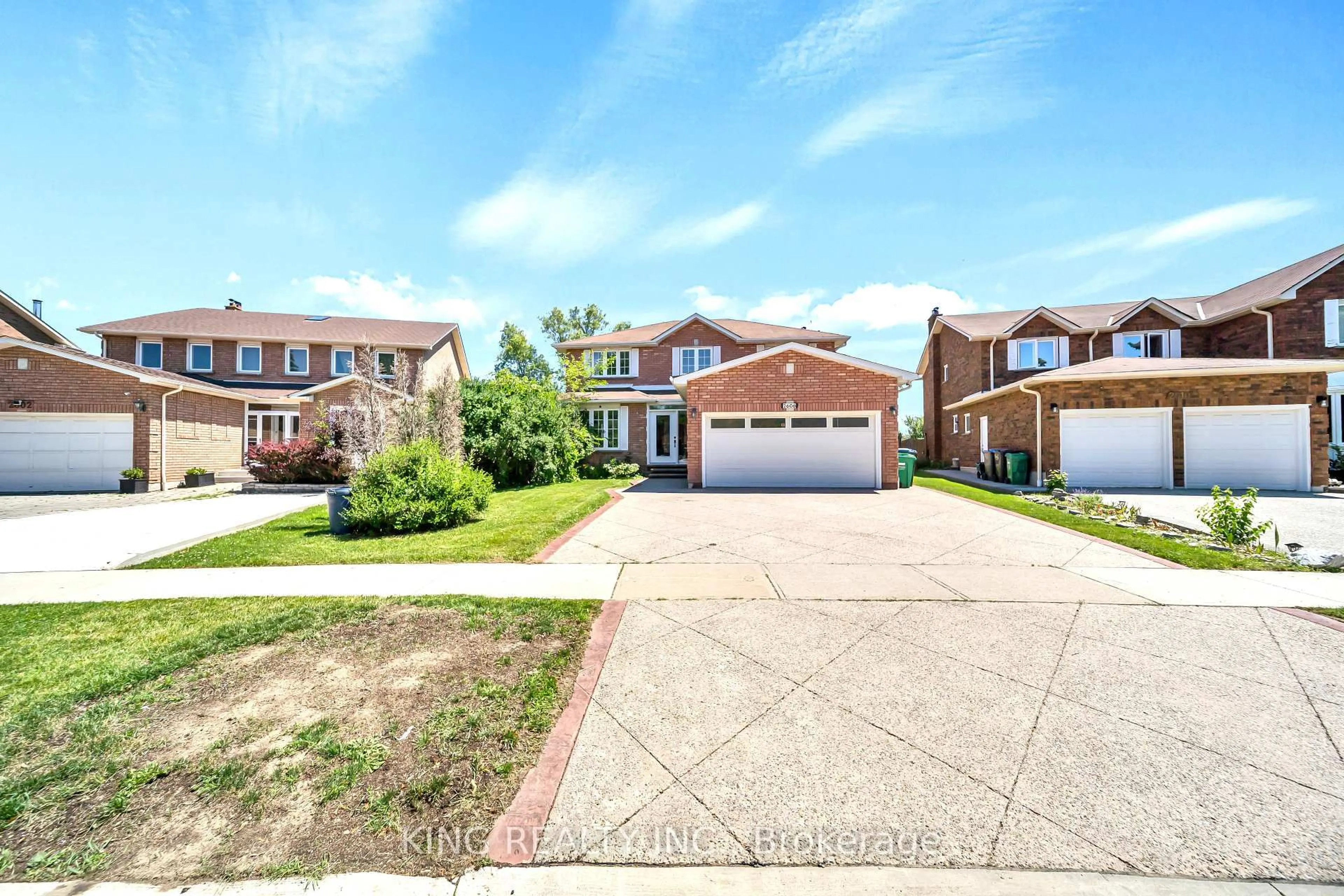 A pic from outside/outdoor area/front of a property/back of a property/a pic from drone, street for 2606 Ambercroft Tr, Mississauga Ontario L5M 4K3