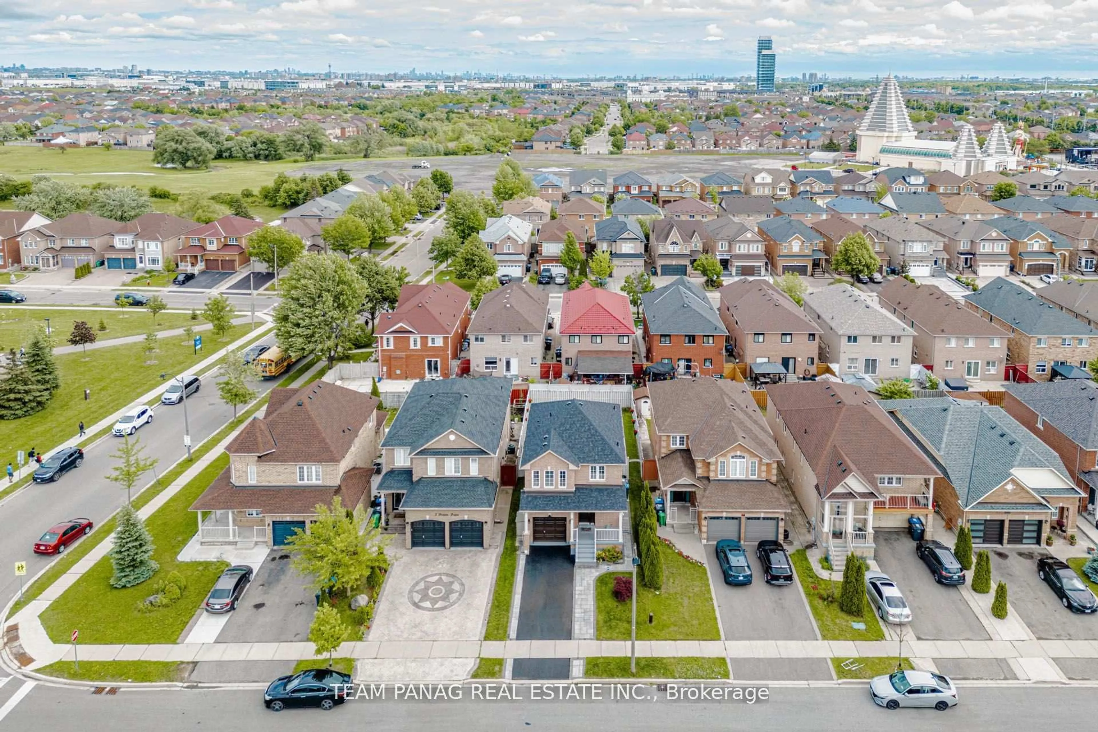 A pic from outside/outdoor area/front of a property/back of a property/a pic from drone, unknown for 5 Denim Dr, Brampton Ontario L6P 1K4