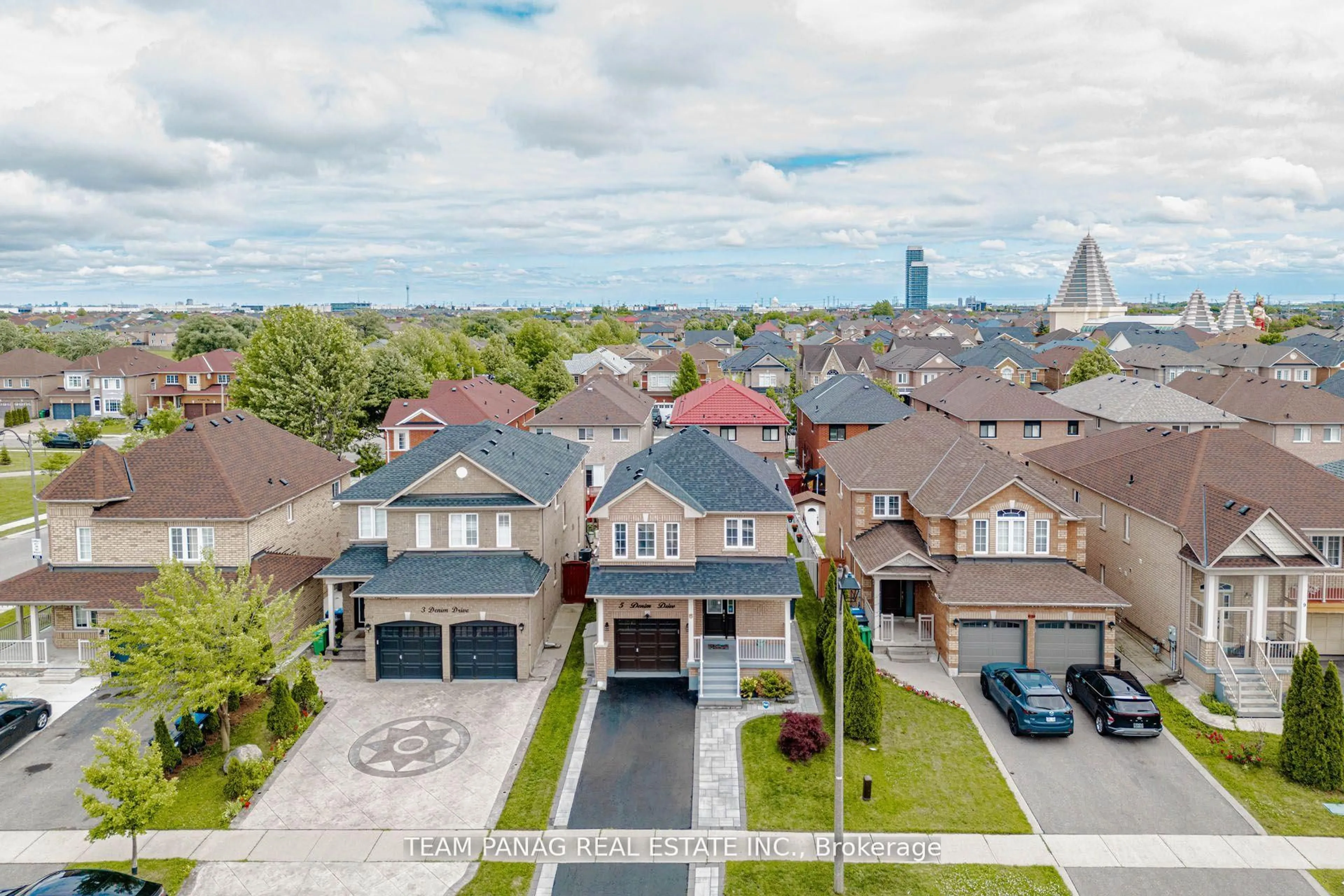 A pic from outside/outdoor area/front of a property/back of a property/a pic from drone, street for 5 Denim Dr, Brampton Ontario L6P 1K4