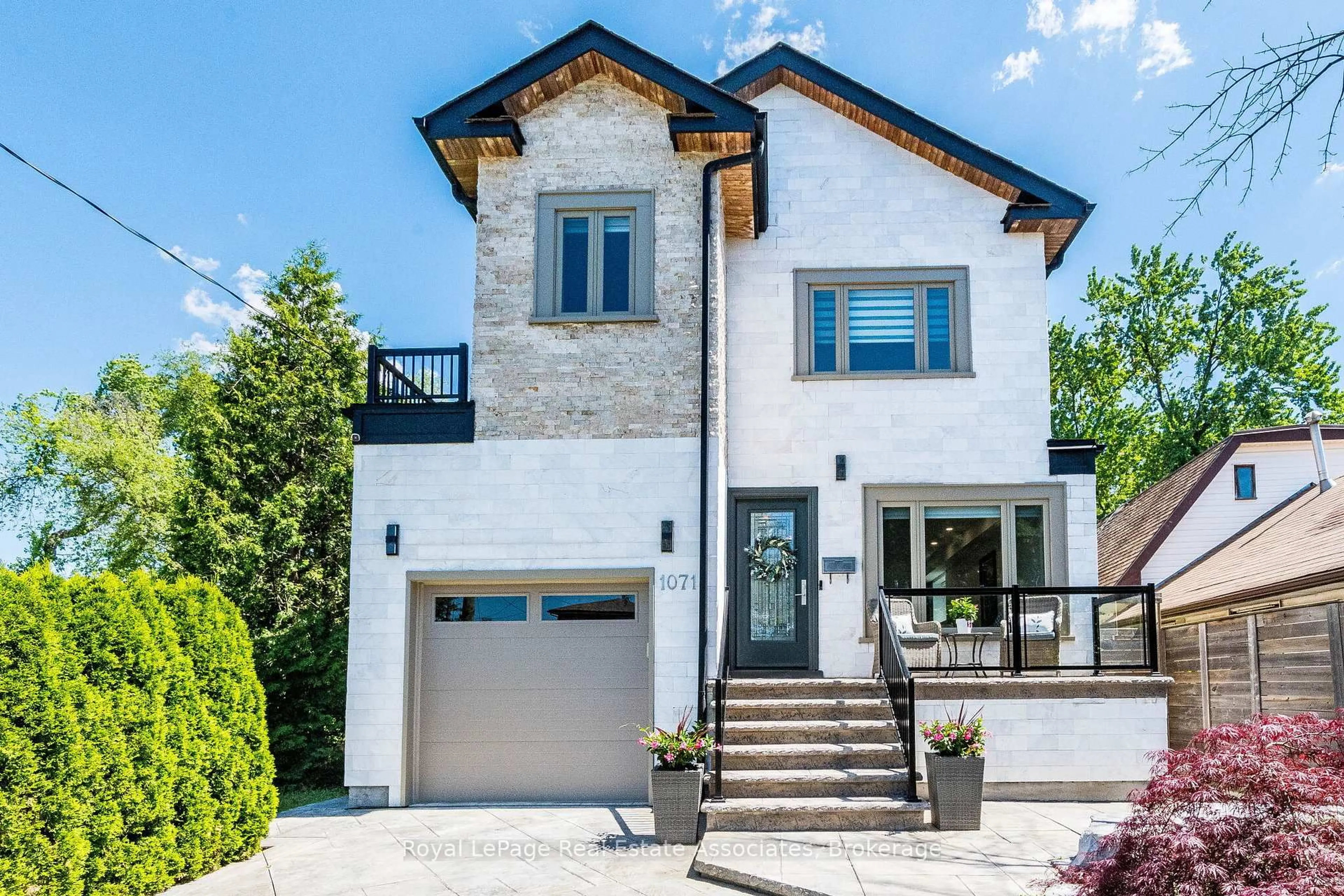 Home with brick exterior material, street for 1071 Westmount Ave, Mississauga Ontario L5E 1X5