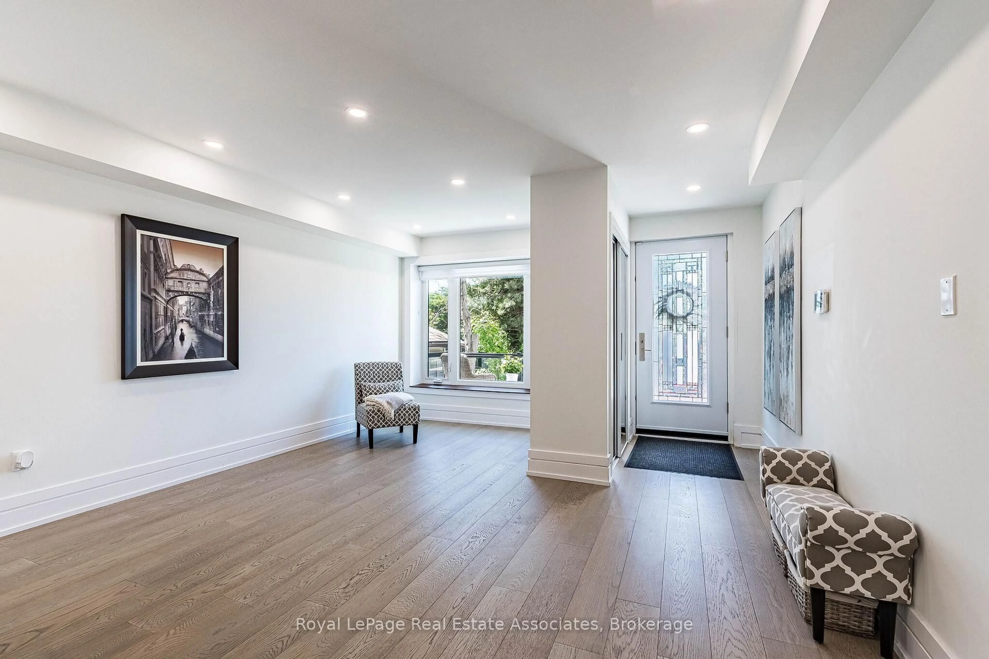 Indoor entryway for 1071 Westmount Ave, Mississauga Ontario L5E 1X5