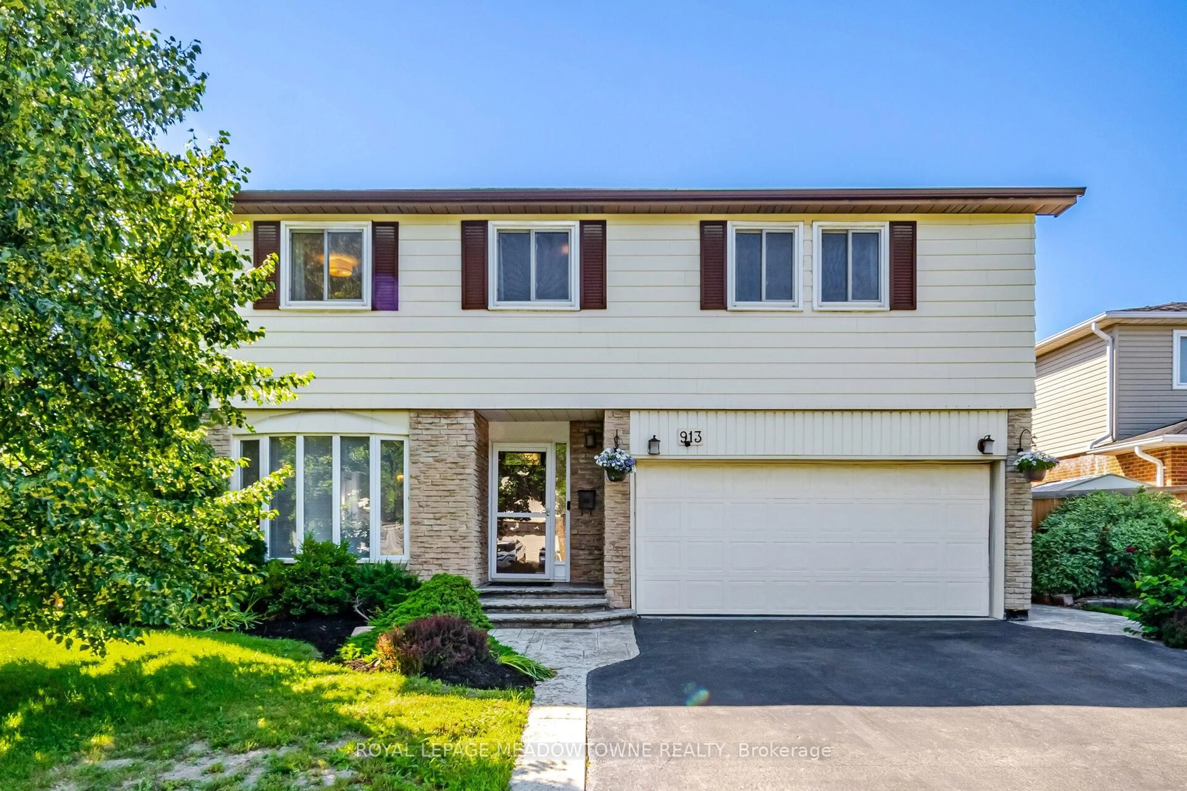 Home with vinyl exterior material, street for 913 Maple Ave, Milton Ontario L9T 3X6