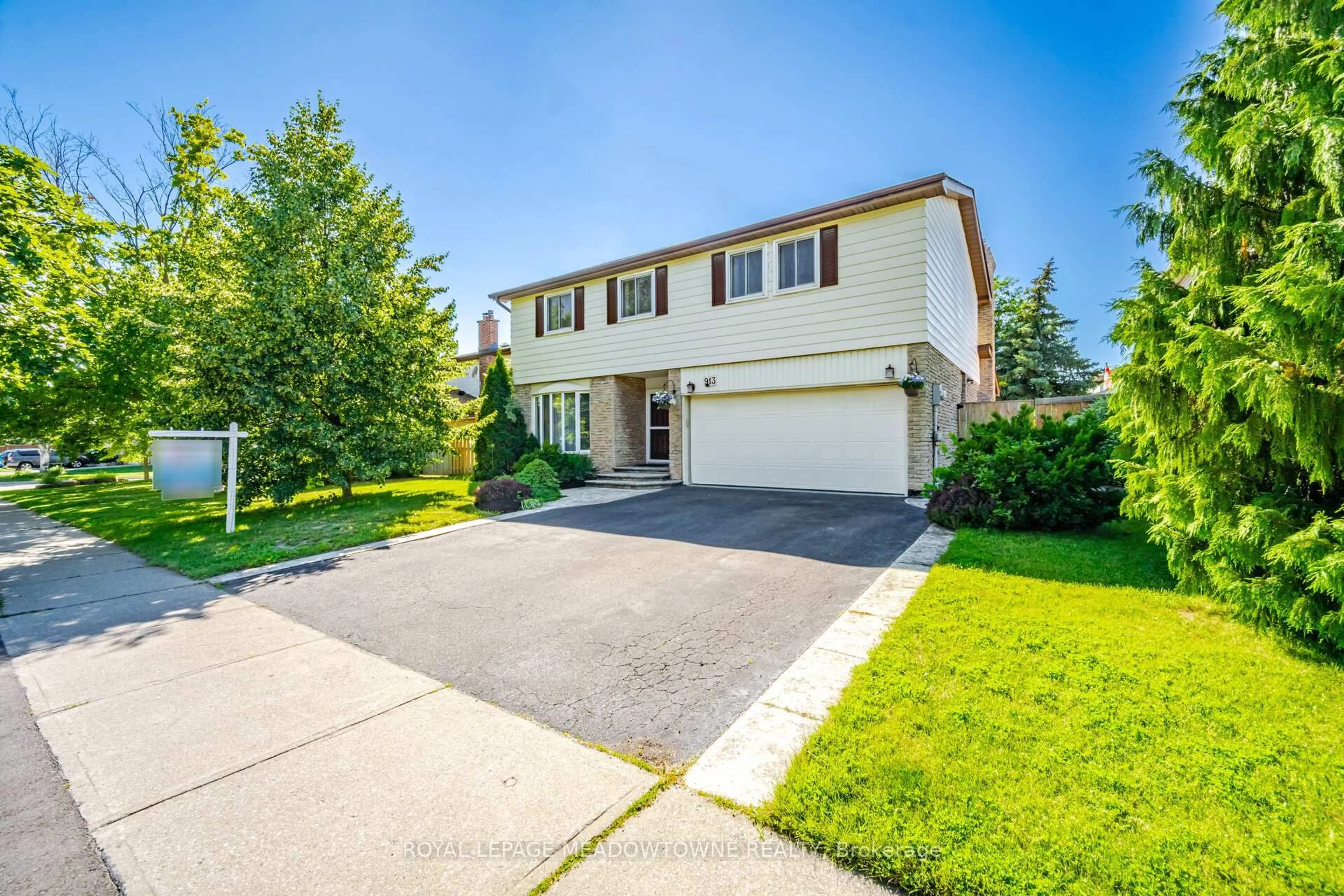 Home with vinyl exterior material, street for 913 Maple Ave, Milton Ontario L9T 3X6