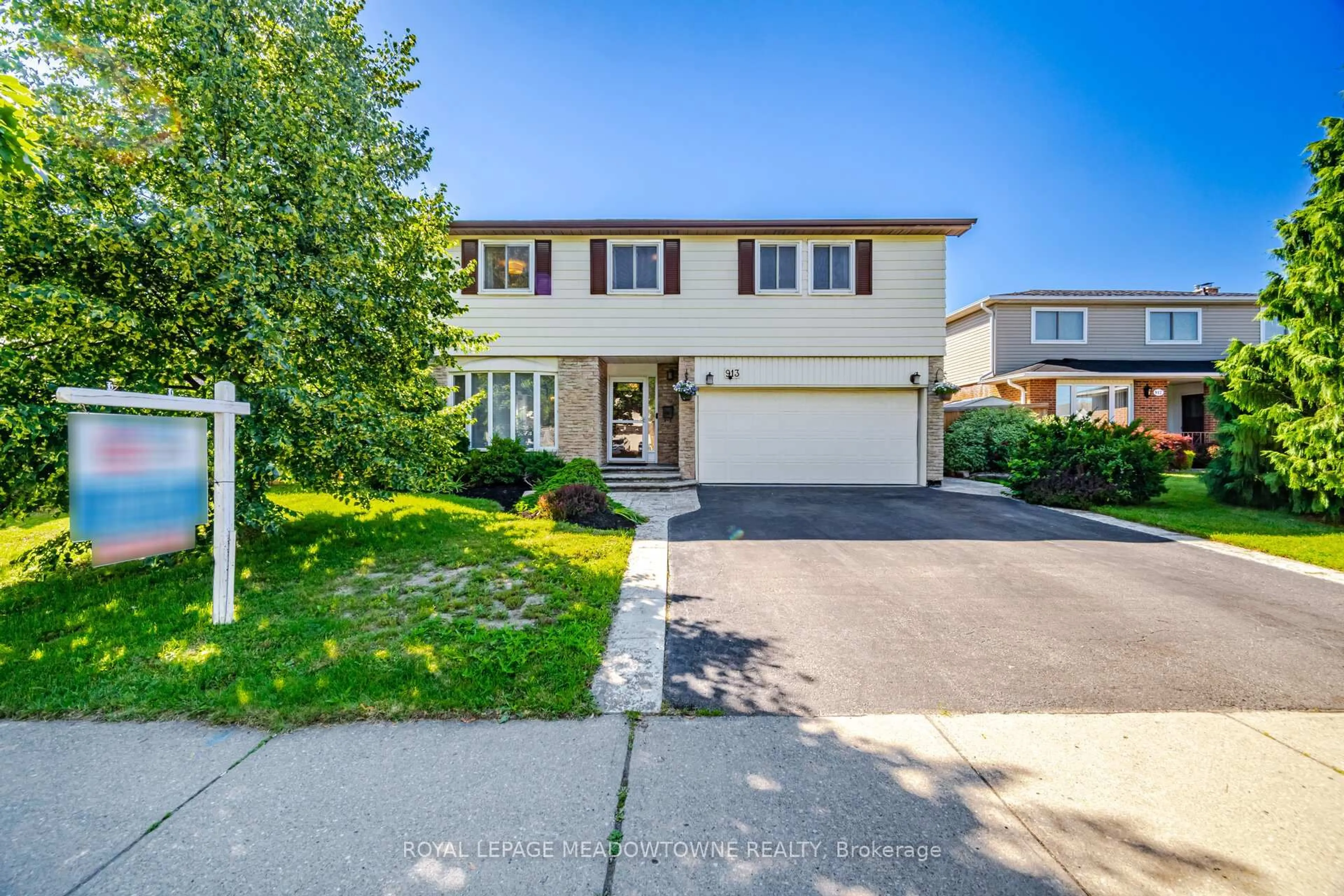 Home with vinyl exterior material, street for 913 Maple Ave, Milton Ontario L9T 3X6