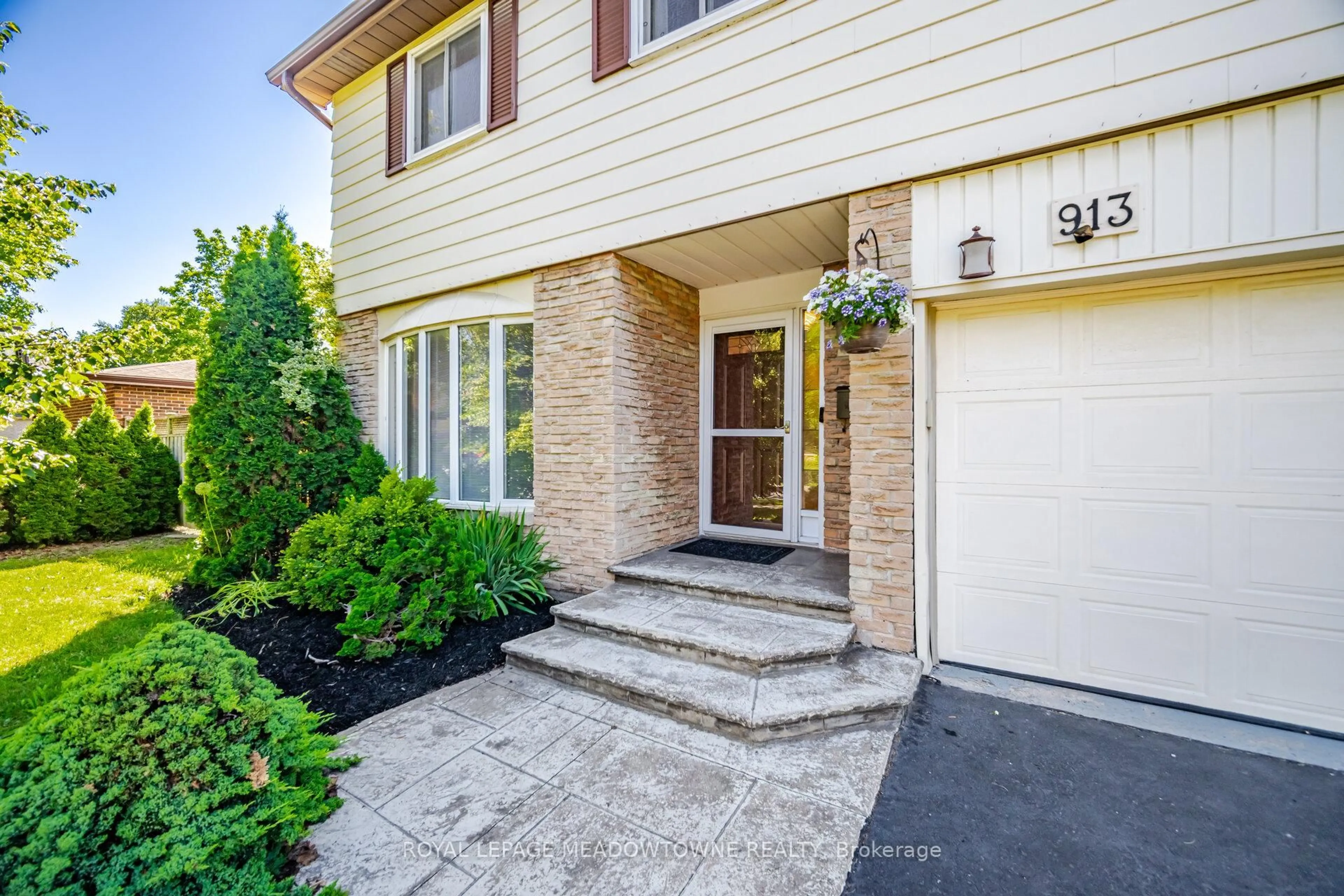 Home with brick exterior material, street for 913 Maple Ave, Milton Ontario L9T 3X6