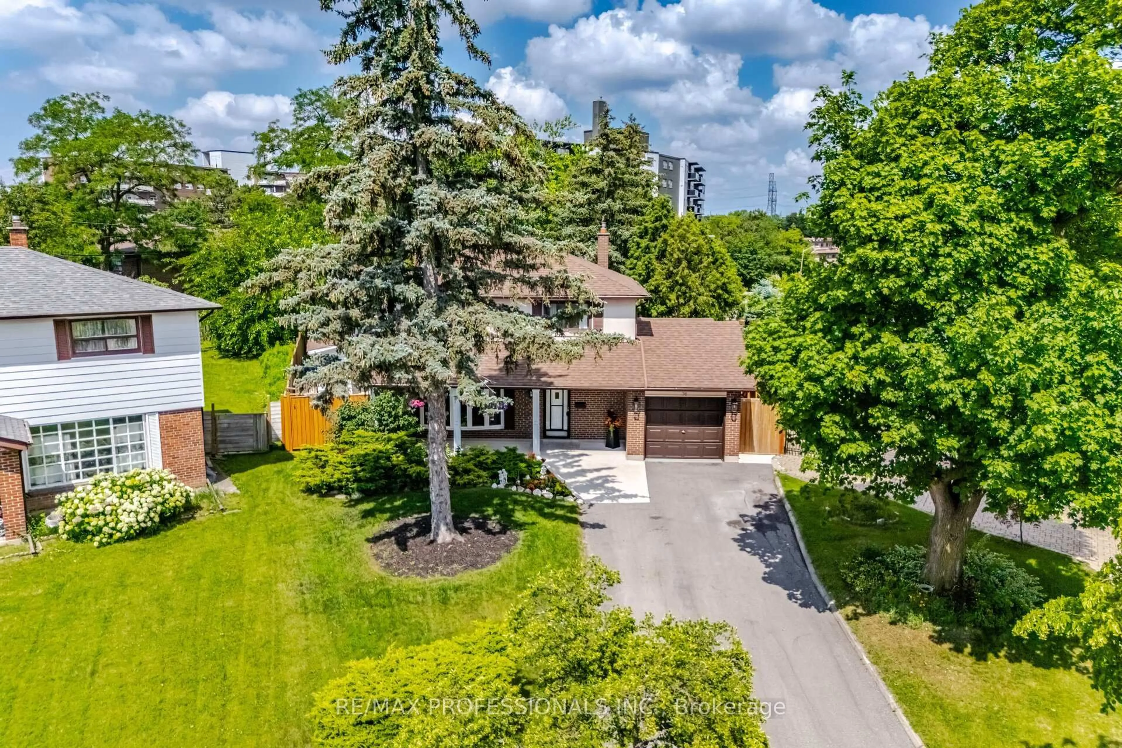 A pic from outside/outdoor area/front of a property/back of a property/a pic from drone, street for 74 Ringway Cres, Toronto Ontario M9W 1X4